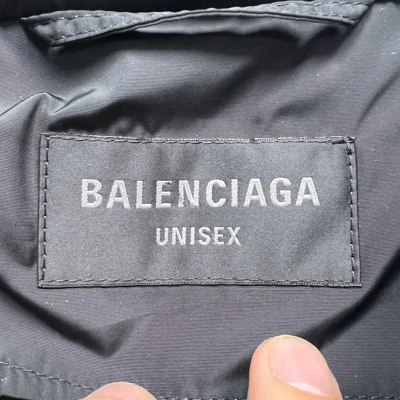 Balenciaga Balenciaga Letter Logo Printed Round Neck Button Long Slee Size US L / EU 52-54 / 3 - 5 Thumbnail