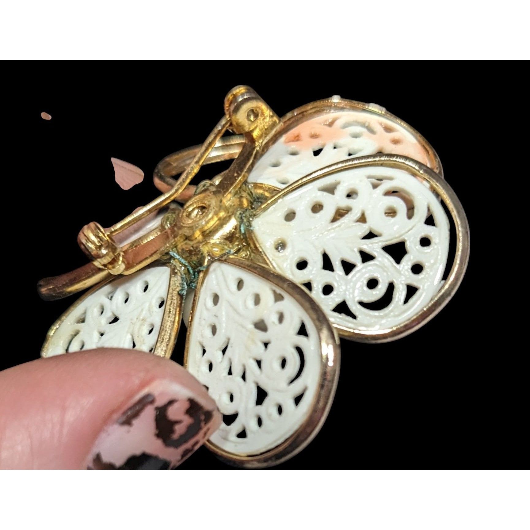 Other Vintage Floral Filigree White And Gold Tone Brooch Size ONE SIZE - 3 Thumbnail