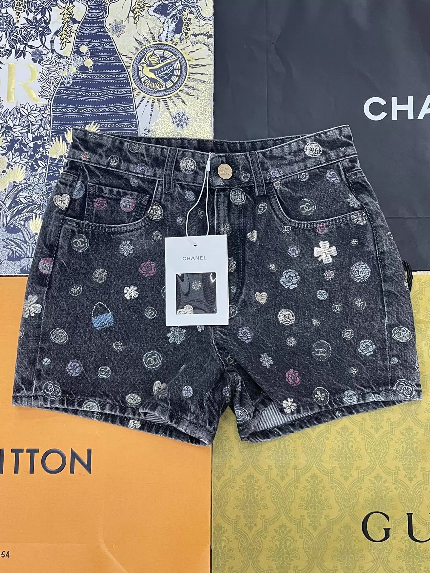 Chanel Chanel 25B Black Printed Denim Shorts Size 36 Size 26" / US 2 / IT 38 - 1 Thumbnail