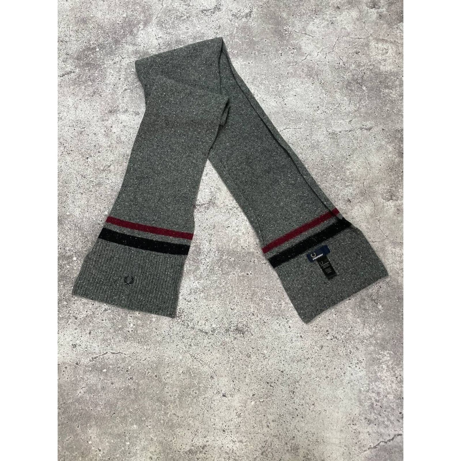 Fred Perry Fred Perry Wool Scarf Gray Ribbed Knit Logo Patch Winter Size ONE SIZE - 2 Thumbnail