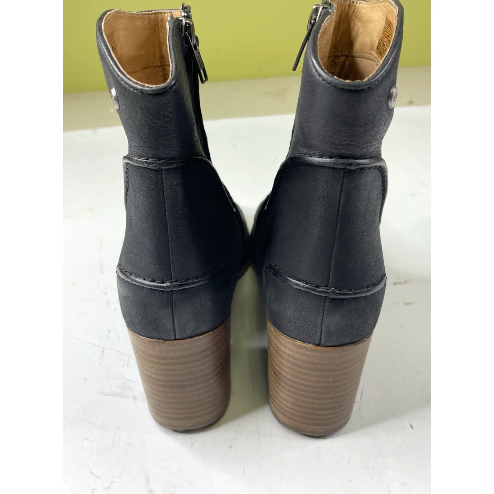 Ugg **UGG Annie Boot Women Black Leather Block Heel Bootie** User: **UGG Annie Boot Women Black Leather Block Heel** Size US 12 / IT 42 - 5 Thumbnail