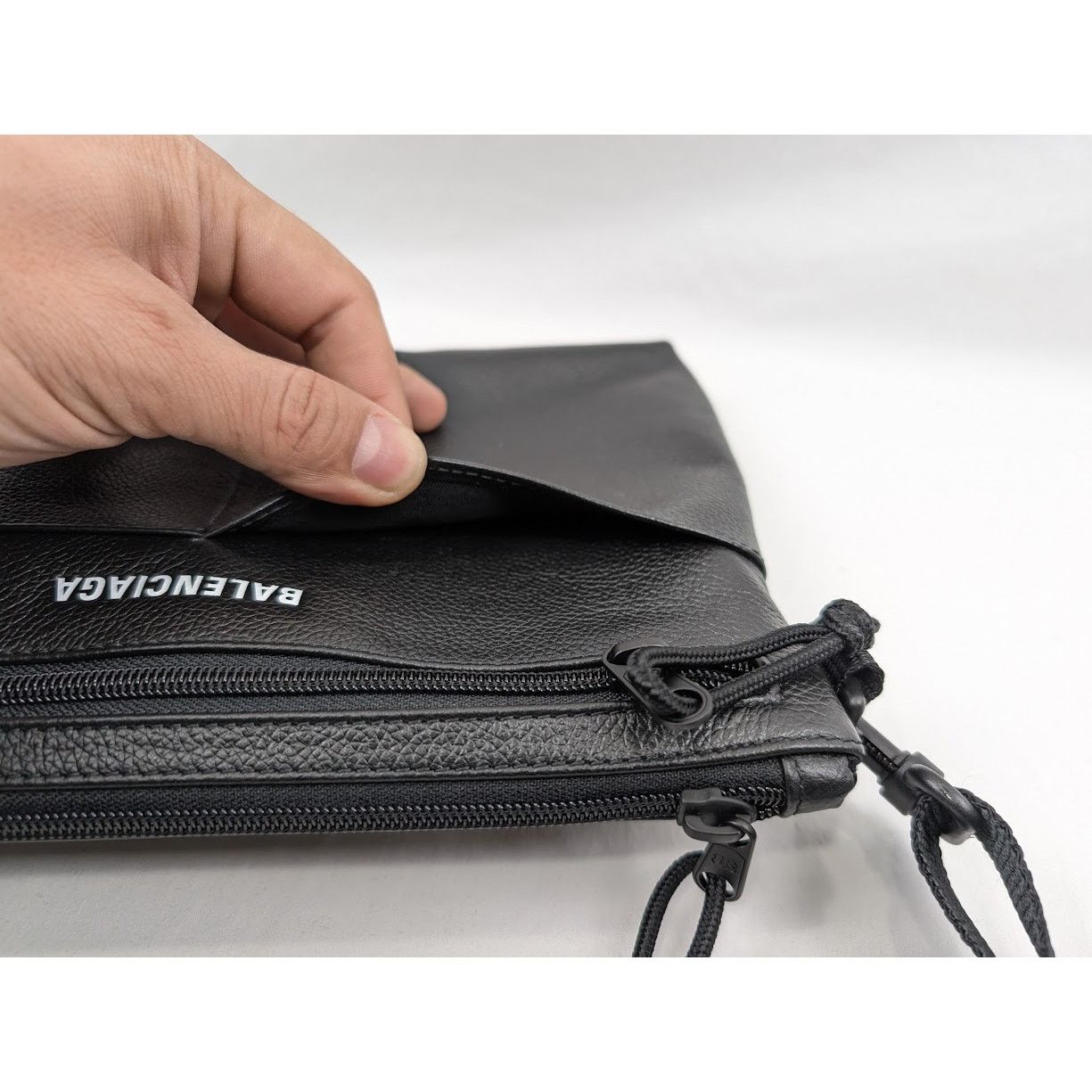 Balenciaga o1rshd1 Size: OS / Calf Grained Explore Crossbody Flat Pouch Size ONE SIZE - 9 Thumbnail