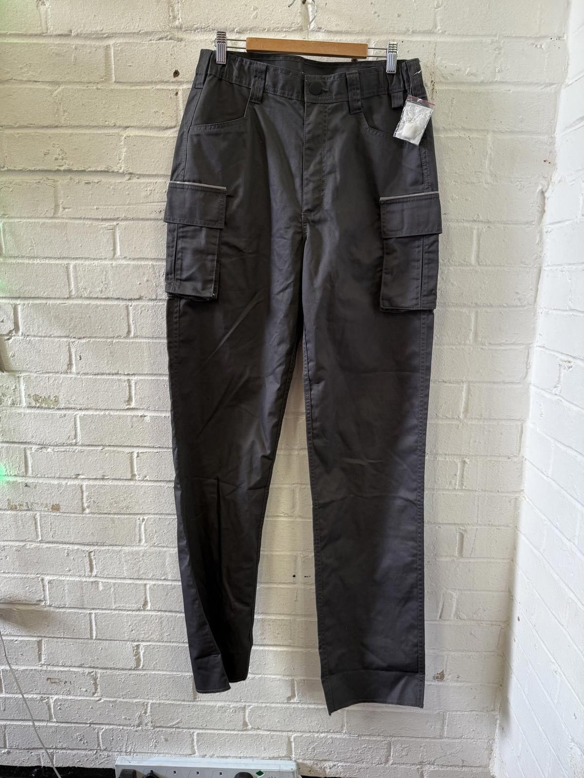 Unknown London Men's Black Cargo Pants Size 32L Size US 32 / EU 48 - 1 Thumbnail