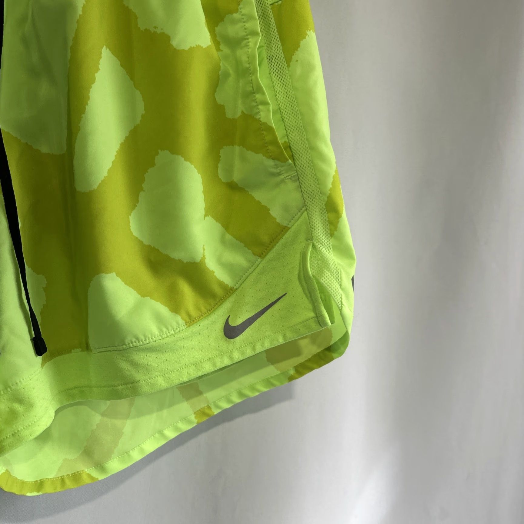 Nike Nike Running Division 2- In 1 Shorts Men L 4.5” Green Yellow, Regular, Athletic, Pockets, Drawstring, Elastic Waist, Polyester, Men, Sports Nike Size US 33 - 2 Thumbnail