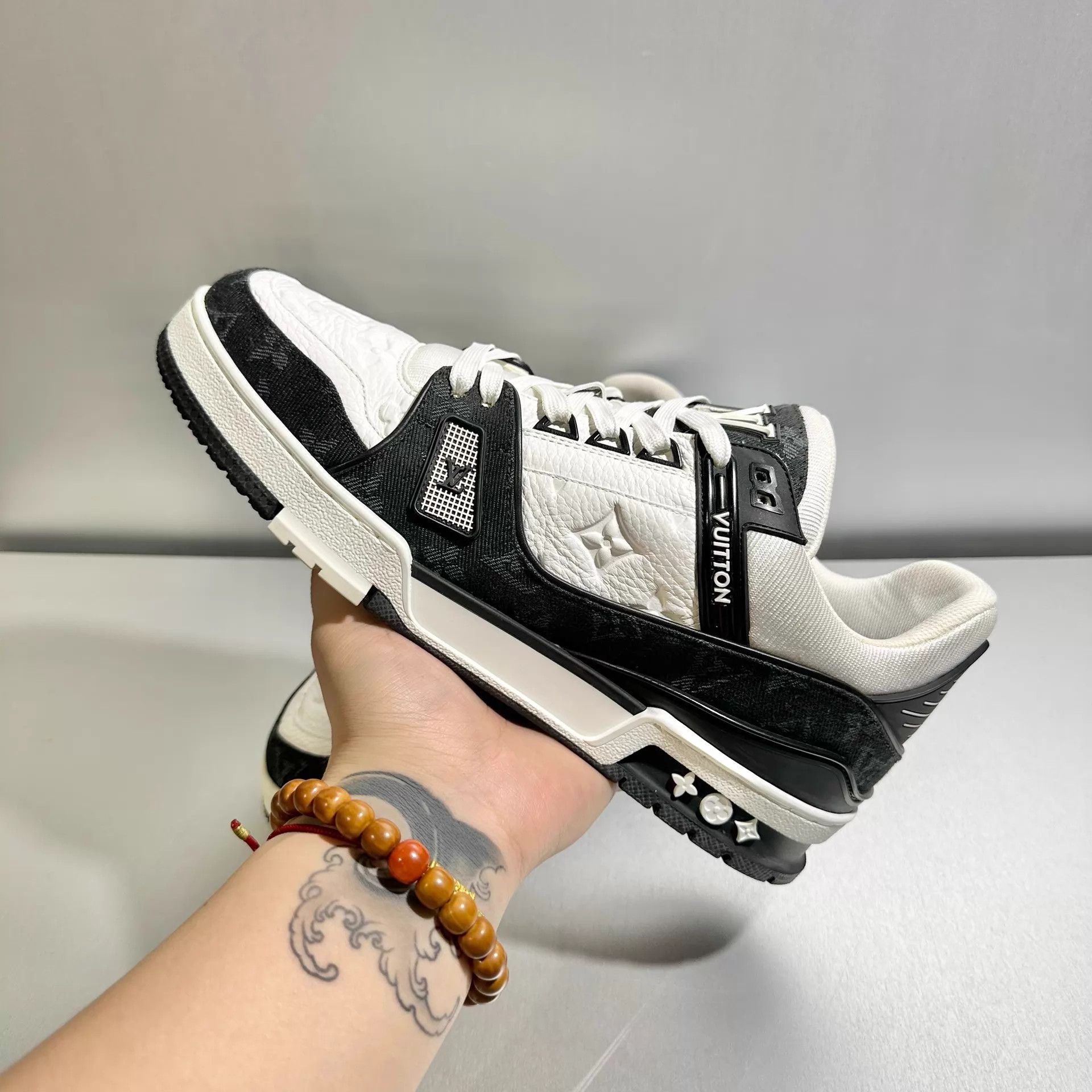 Louis Vuitton Louis Vuitton Trainer 8/42 Denim Black & White Worn once Size US 9 / EU 42 - 9 Thumbnail