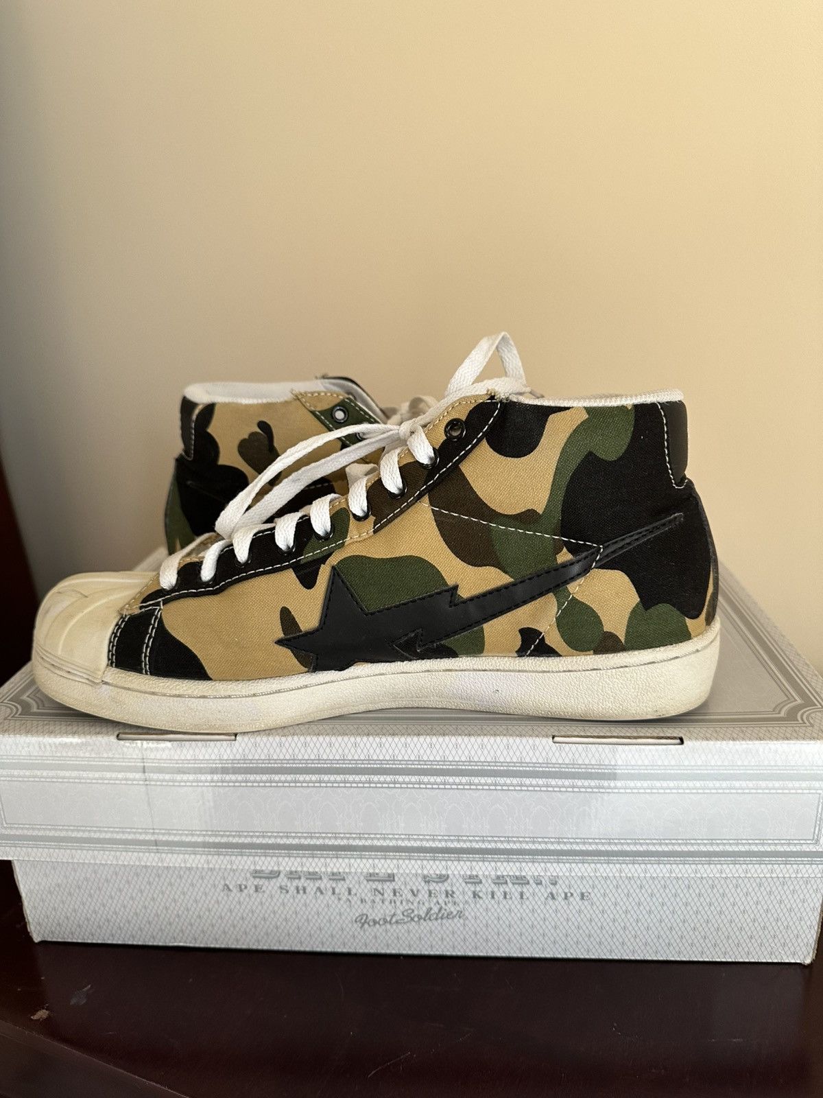 Bape 1st Camo Skullsta Hi Size US 11 / EU 44 - 9 Thumbnail