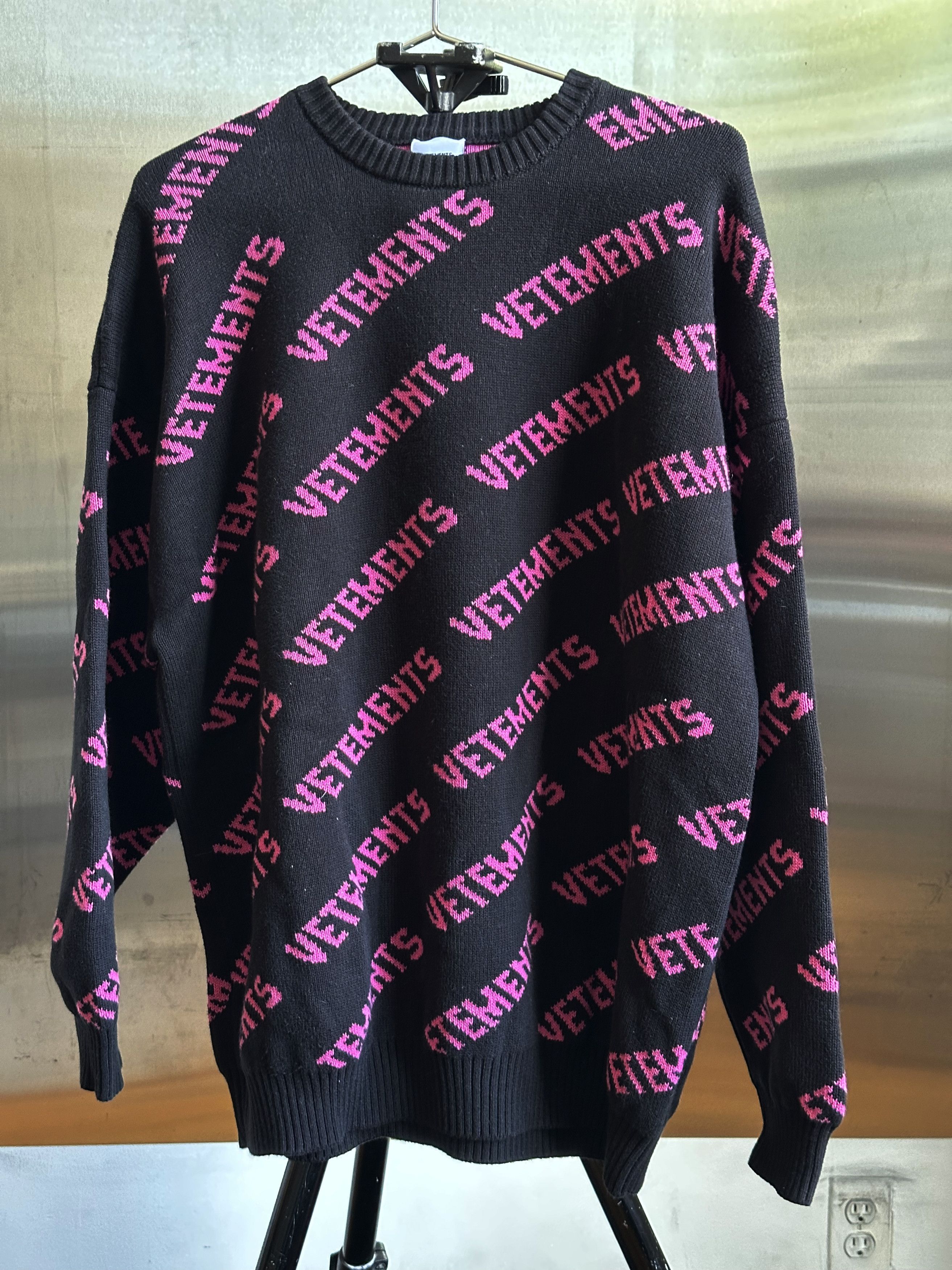 Vetements Vetements Logo Sweater Black/Pink Size US M / EU 48-50 / 2 - 1 Thumbnail