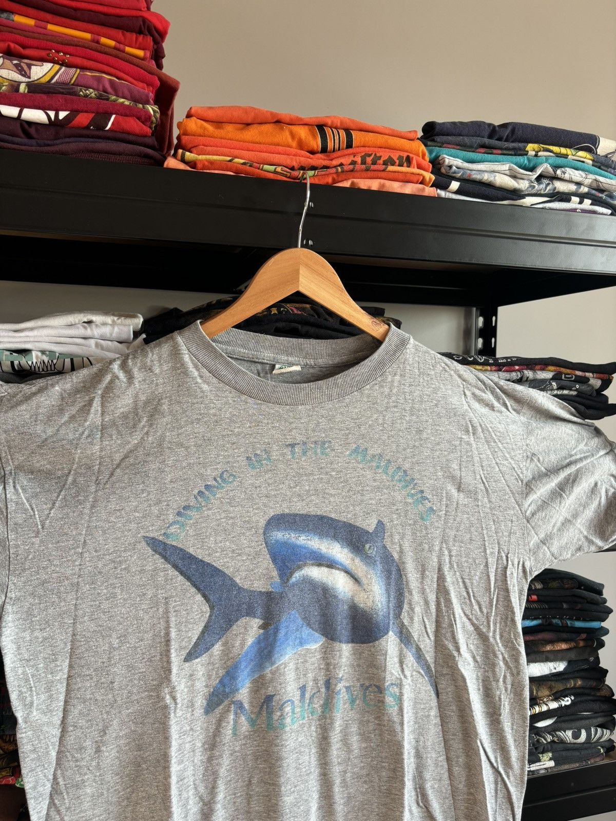 Other Vintage 90s Shark Animal Nature T-Shirt Maldives Rare Grey Size US XL / EU 56 / 4 - 2 Thumbnail