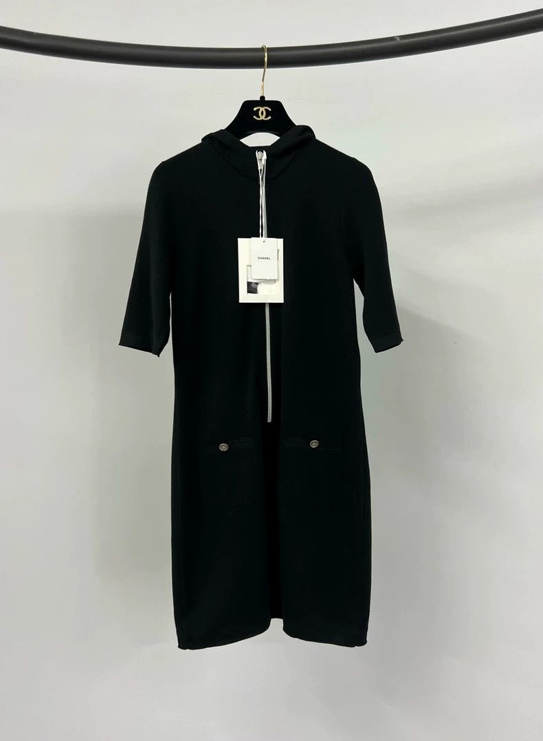 Chanel Chanel 25C Early Spring Vacation Black Medium Sleeve Hoode Size XXS / US 00 / IT 34 - 1 Thumbnail