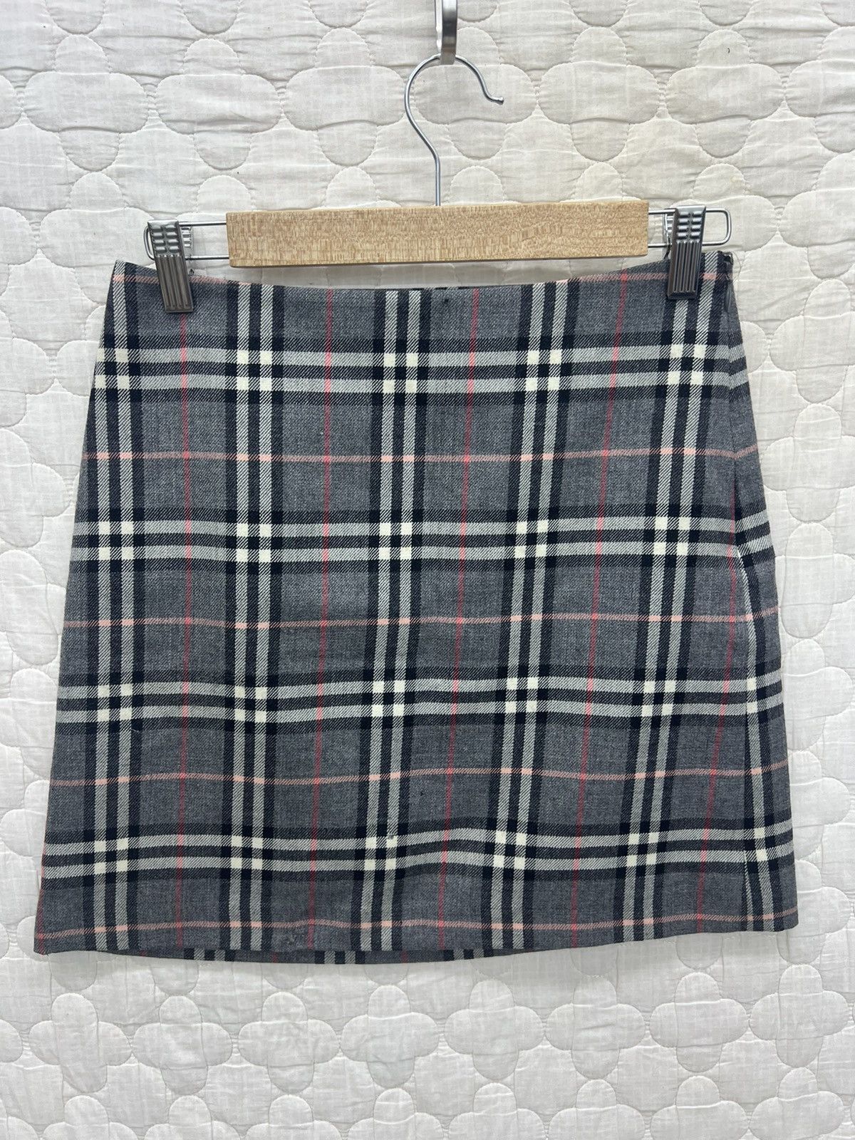 Burberry BURBERRY NOVA CHECK MINI SKIRT WOOL Size 26" / US 2 / IT 38 - 4 Thumbnail