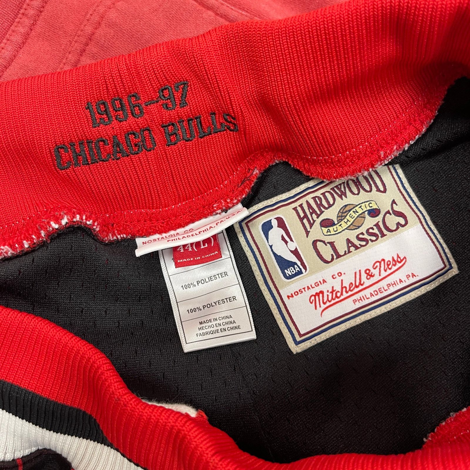 Mitchell & Ness Mitchell & Ness Chicago Bulls 1996-97 black shorts Large L Size US 30 / EU 46 - 4 Thumbnail