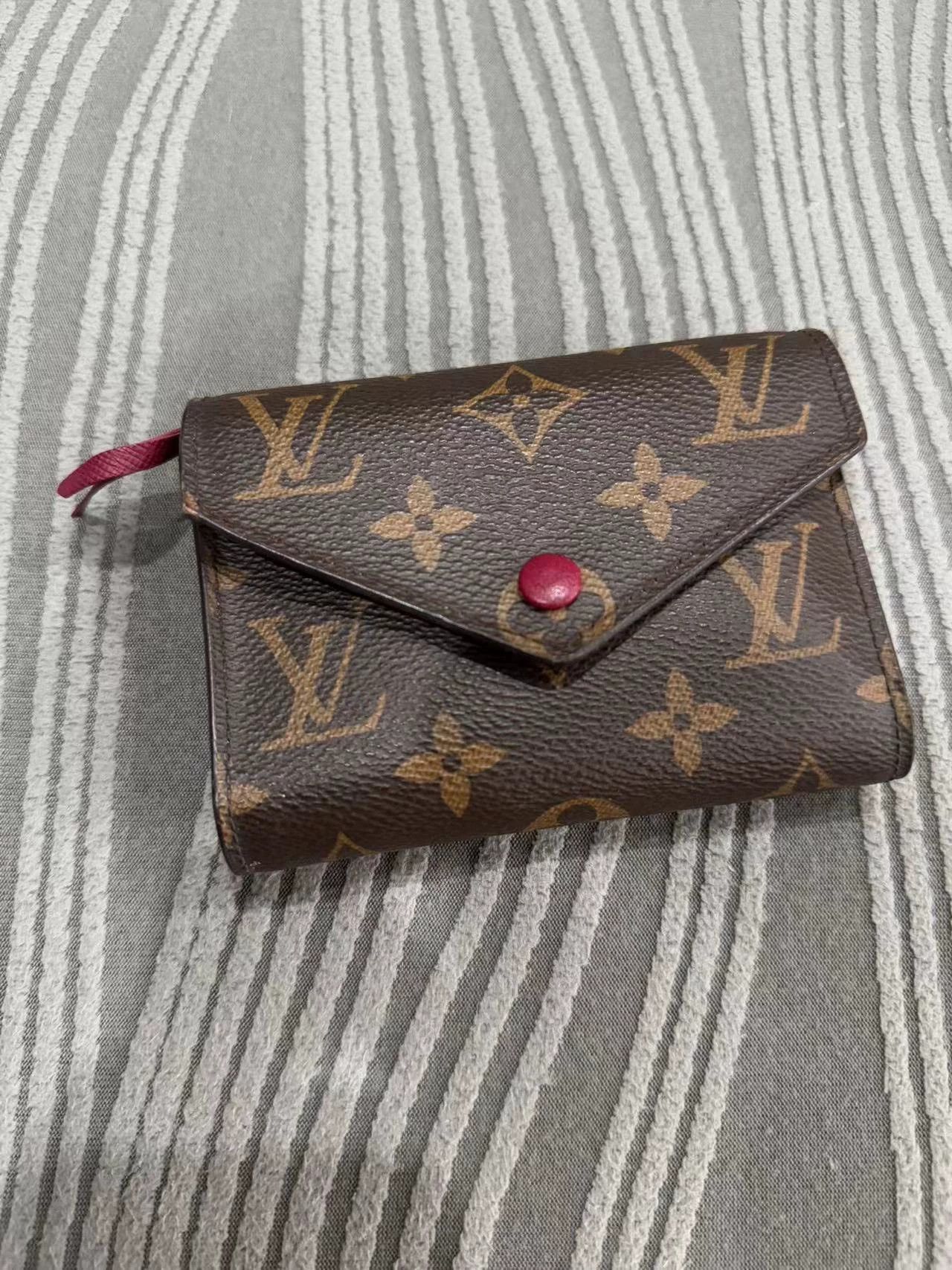 Louis Vuitton Lv Wallet Like New Size ONE SIZE - 1 Thumbnail