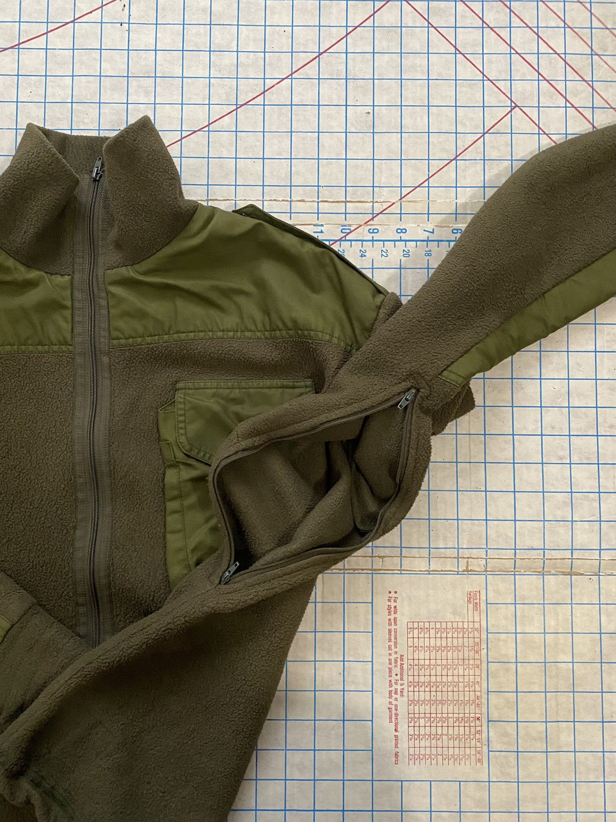 Other Vintage Military Fleece Light Jacket Dark Green Fits Large Size US L / EU 52-54 / 3 - 6 Thumbnail