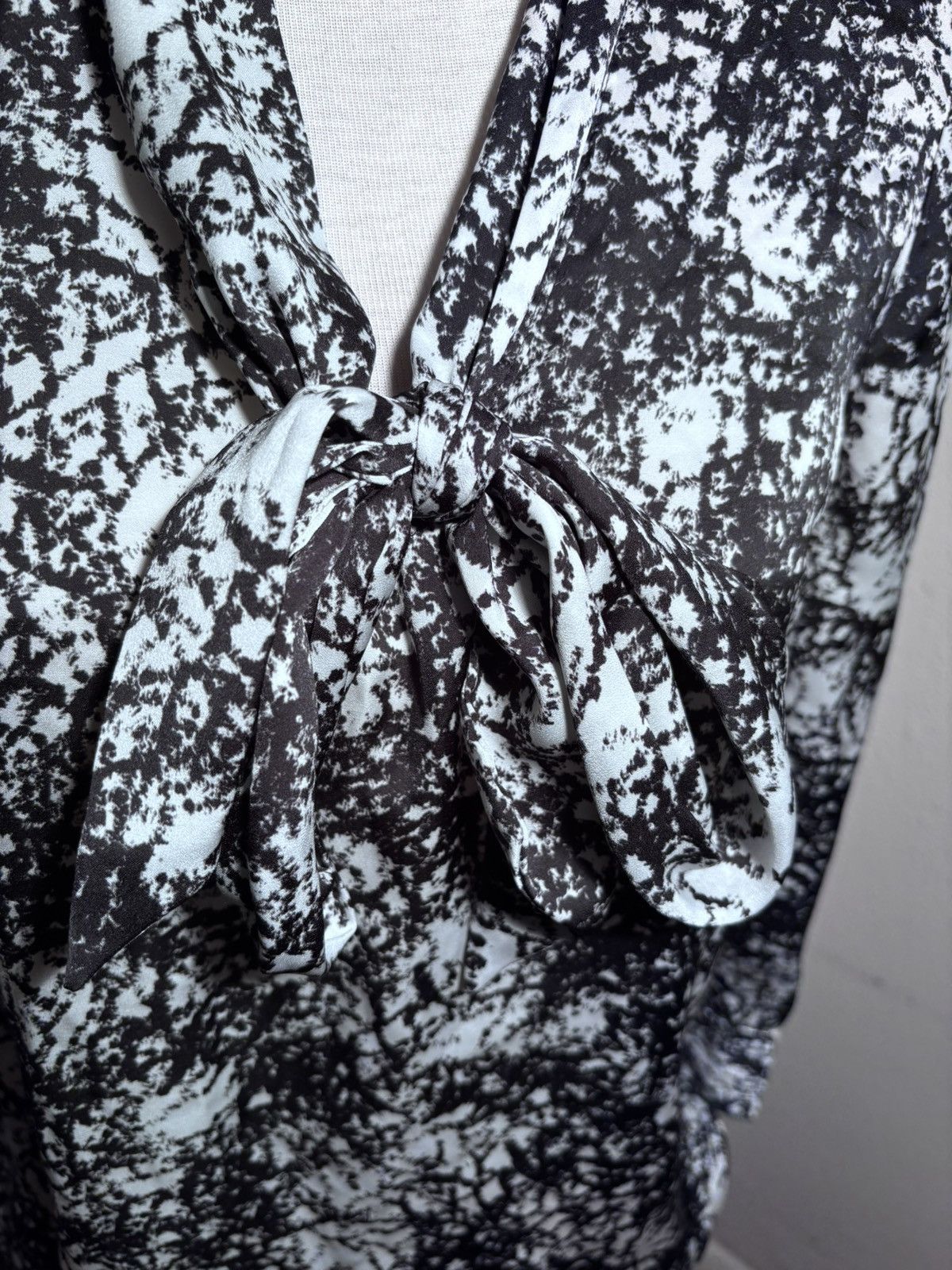 Other Kensie Black& White Bow Front Blouse Size S / US 4 / IT 40 - 3 Thumbnail