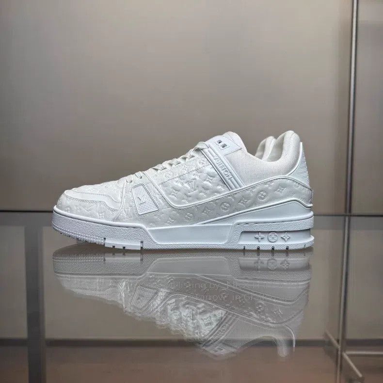 Louis Vuitton Louis Vuitton Trainer 25 new white embossed full print sho Size US 9 / EU 42 - 5 Thumbnail