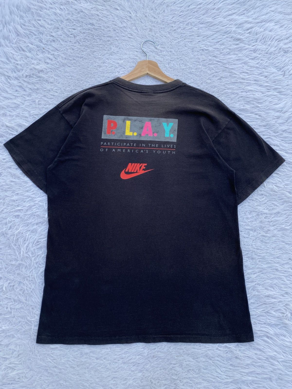 Nike Rare Vintage 90s NIKE Swoosh Logo Tshirt Size US L / EU 52-54 / 3 - 1 Thumbnail