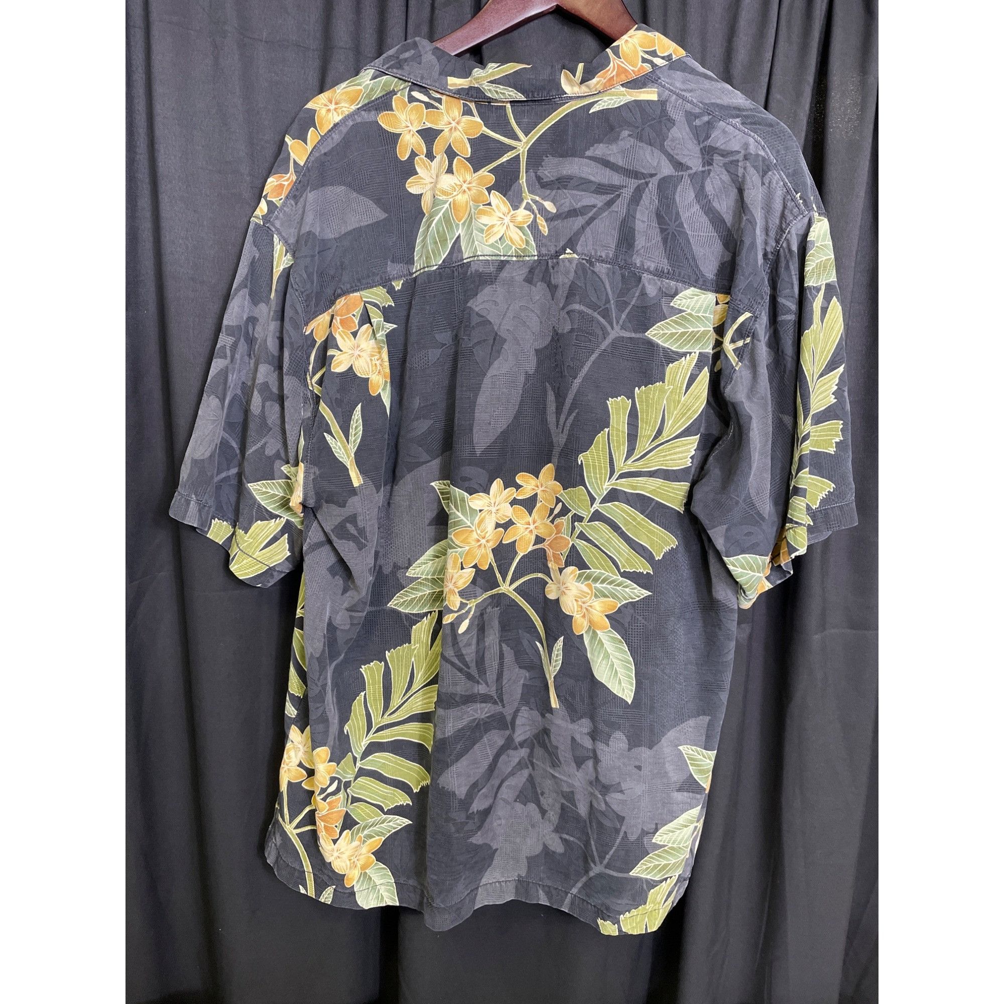 Tommy Bahama Tommy Bahama mens Gray/Green Floral Silk Button-Up Shirt Siz Size US L / EU 52-54 / 3 - 7 Thumbnail