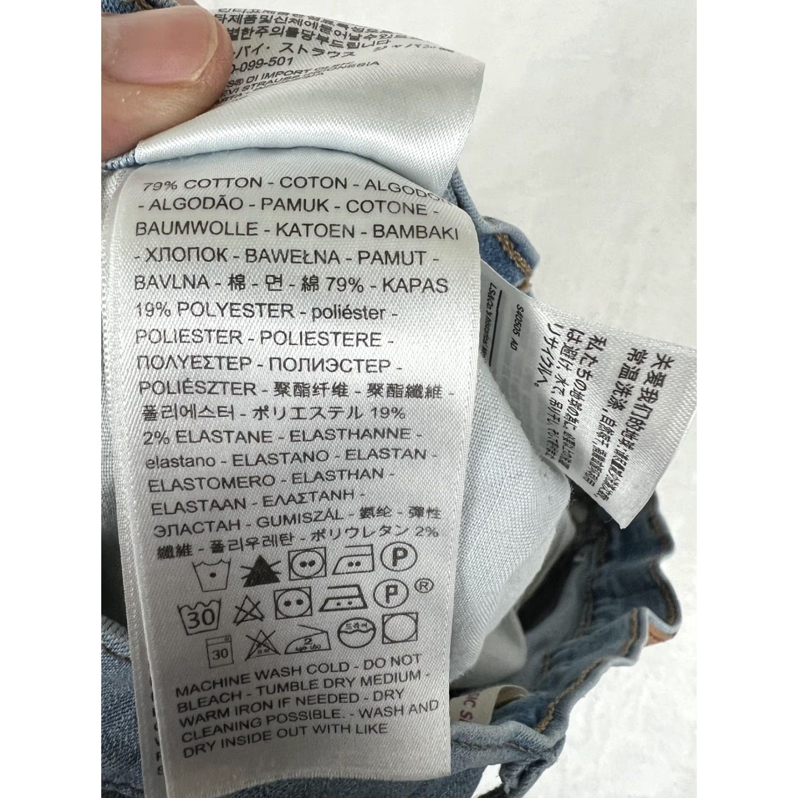 Levi's Levi's Classic Shorts Women Blue Light Wash Denim 5-Pocket Bermuda 30 Inseam 6.5 in Stretch Flat Front Casual Size 30" / US 8 / IT 44 - 5 Thumbnail
