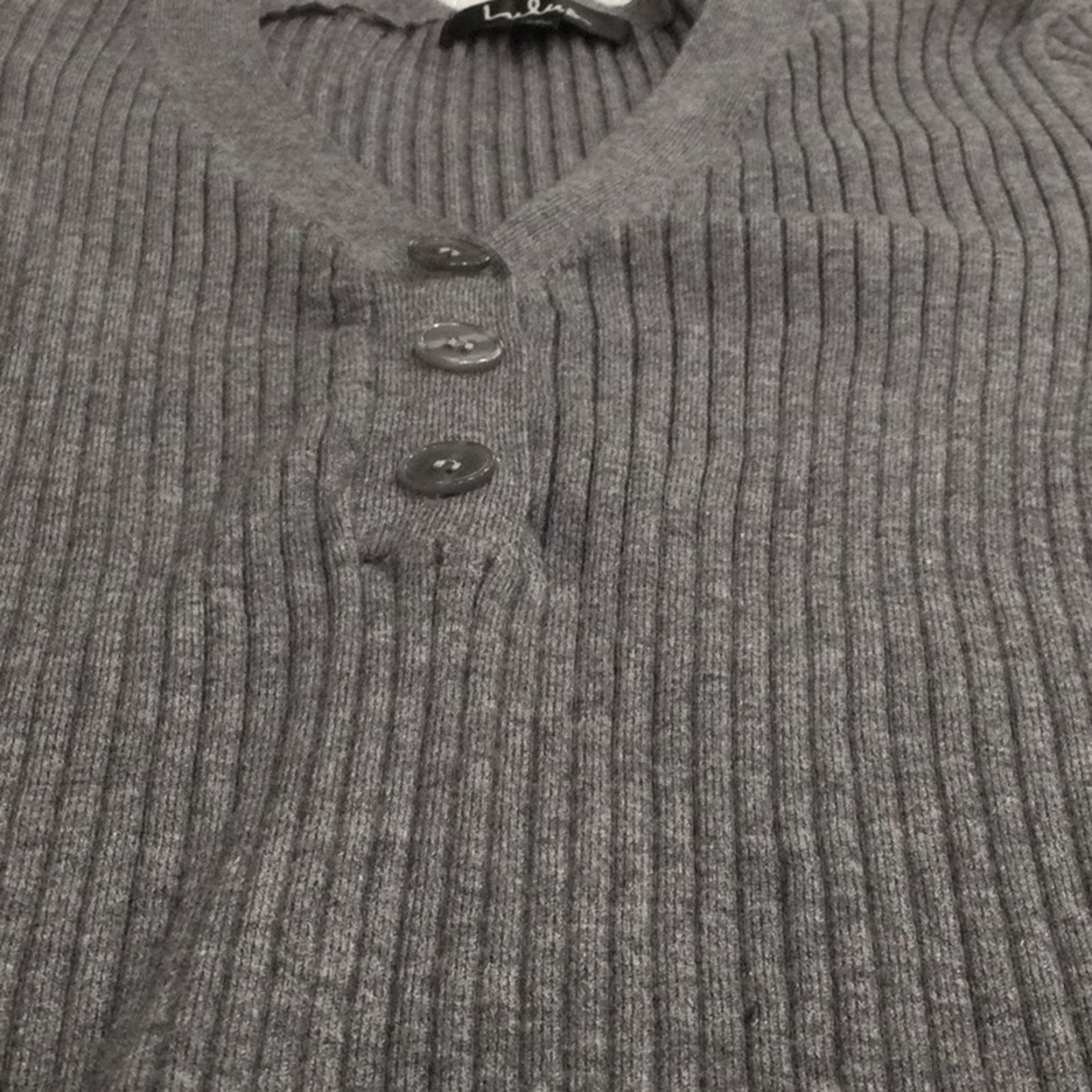 Other Lulus Gray V-Neck Rib Knit L/S 3 Button Bodycon Top Size M Size M / US 6-8 / IT 42-44 - 16 Thumbnail