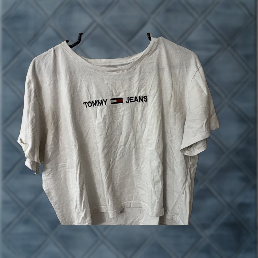 Vintage TOMMY JEANS Womens Crop Graphic T-Shirt Top White Regular L Short Sleeve Crew Neck Logo Print Casual Shirt Woman Size L / US 10 / IT 46 - 1 Thumbnail