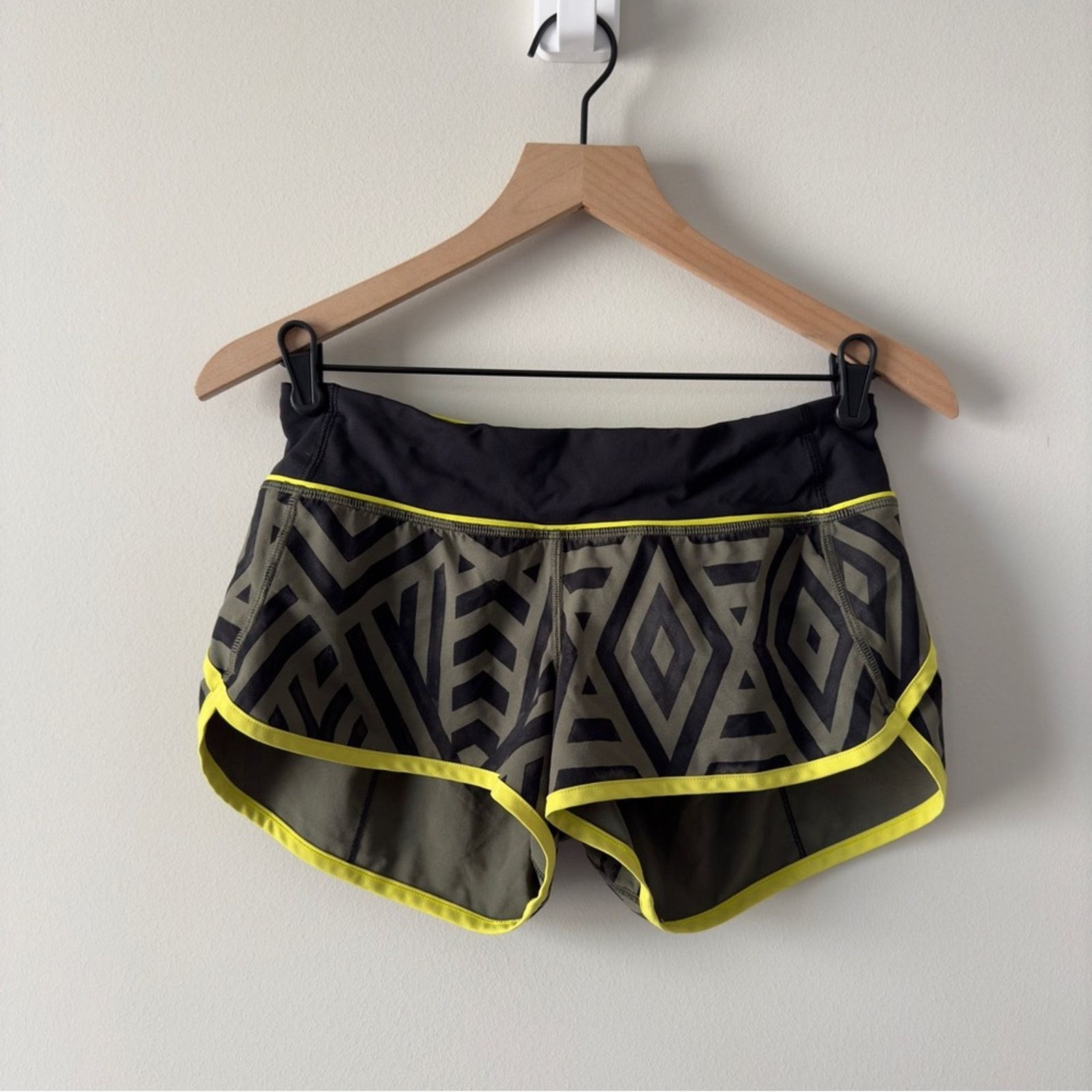 Lululemon Lululemon Run Times Short *4-way Stretch Chevron Shuffle EUC Size 27" / US 4 / IT 40 - 3 Thumbnail