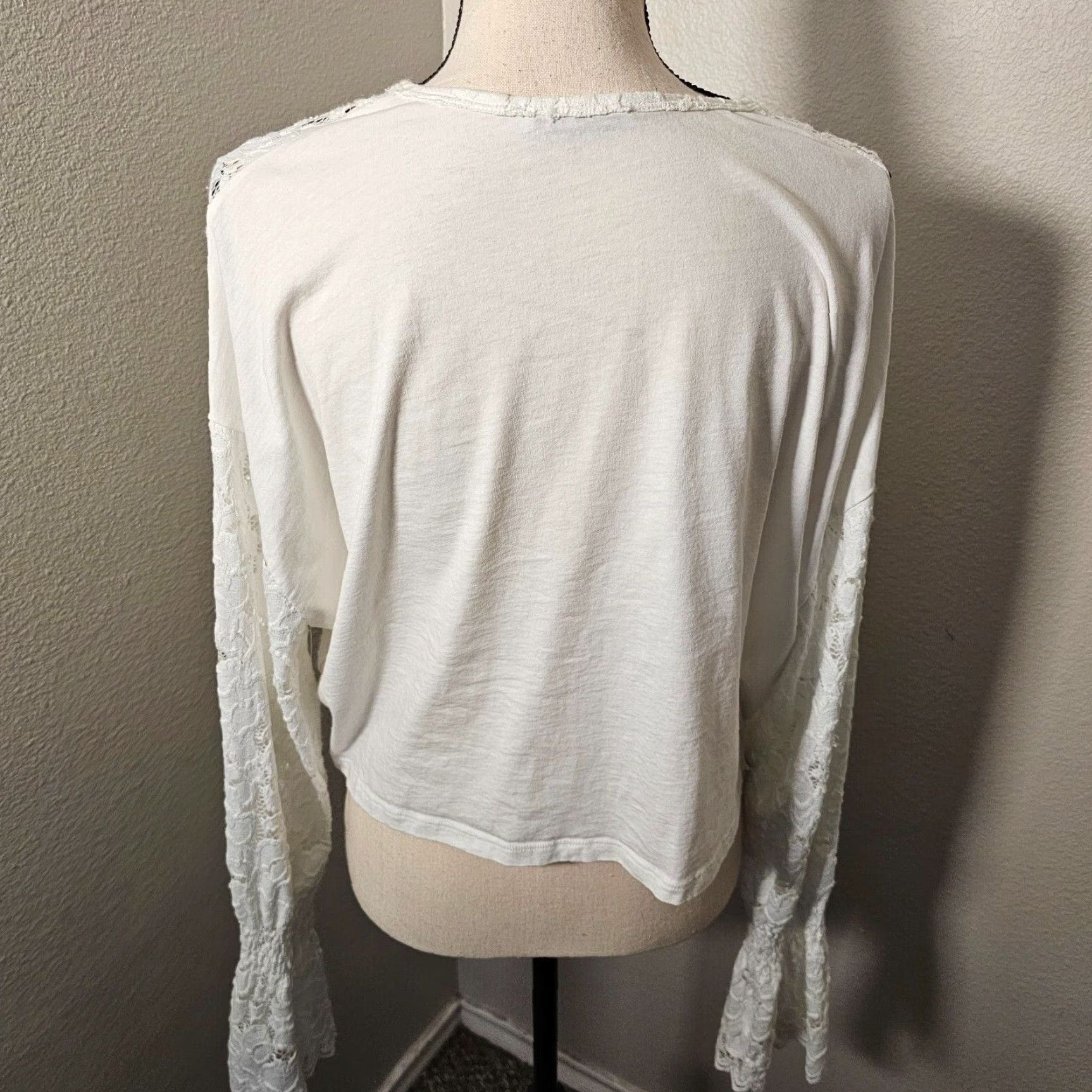 Zara Zara Trafaluc Blouse L Ivory Lace Bell Sleeve Round Neck Short Sleeve Sheer Crochet Accent Women's Regular Sizes Size L / US 10 / IT 46 - 3 Thumbnail