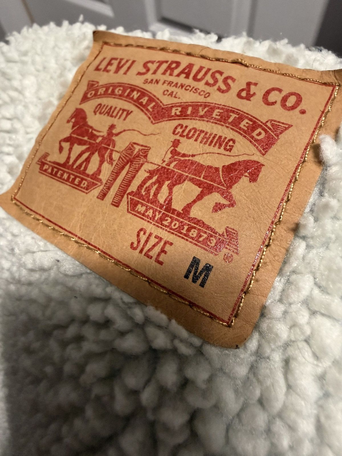 Levi's Levis denim trucker jacket size medium gently used! Size US M / EU 48-50 / 2 - 4 Thumbnail