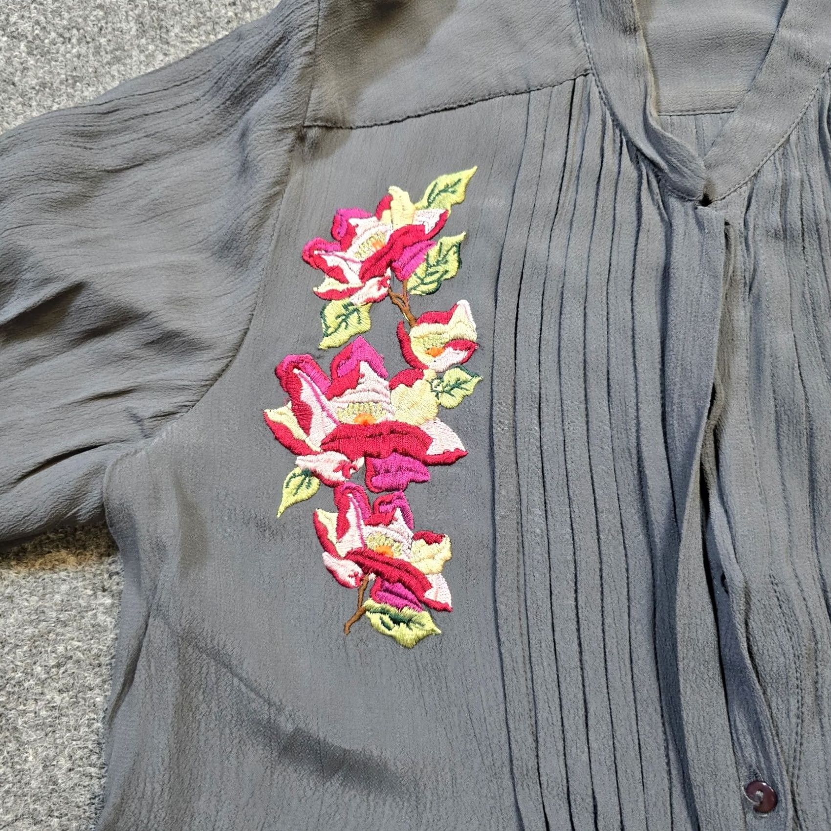 Soft Surroundings Soft Surroundings Top Womens Medium Gray Floral Embroidery Pleated Casual Boho Shirt Size M / US 6-8 / IT 42-44 - 4 Thumbnail