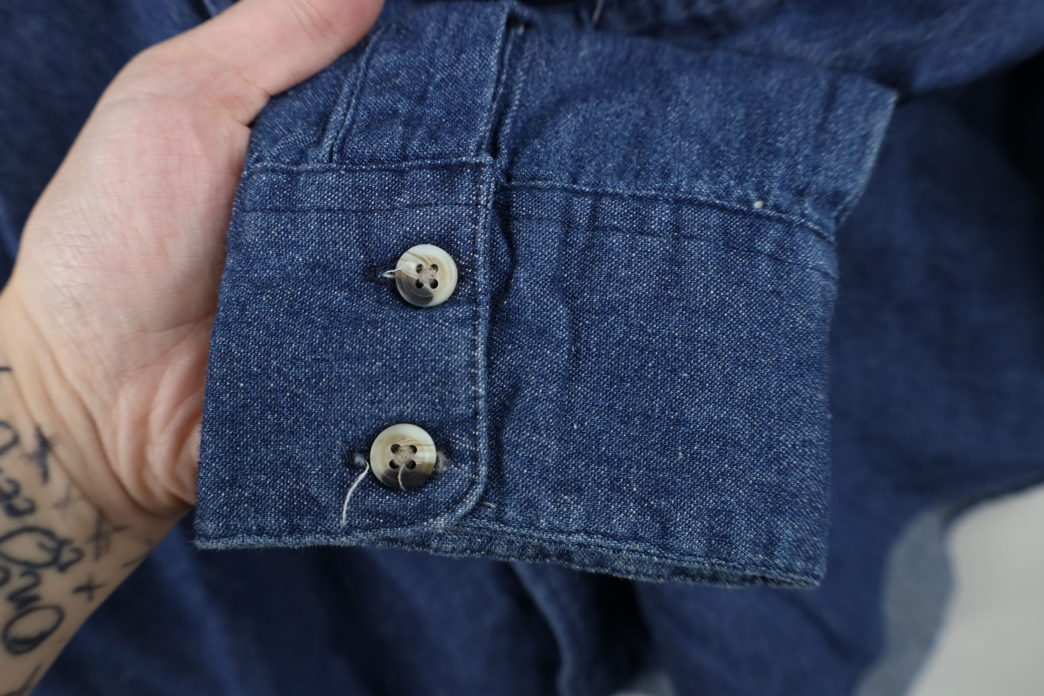 Vintage Vintage 90s Easy Access Conceal Carry Denim Button Shirt USA Size US L / EU 52-54 / 3 - 4 Thumbnail