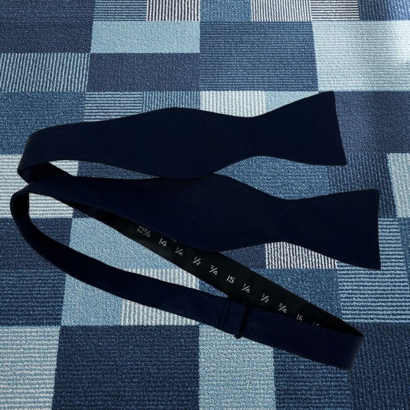 Banana Republic Banana Republic Bow Tie Men's One Size Navy Blue Stain Resistant Designer Solid Size ONE SIZE - 1 Thumbnail