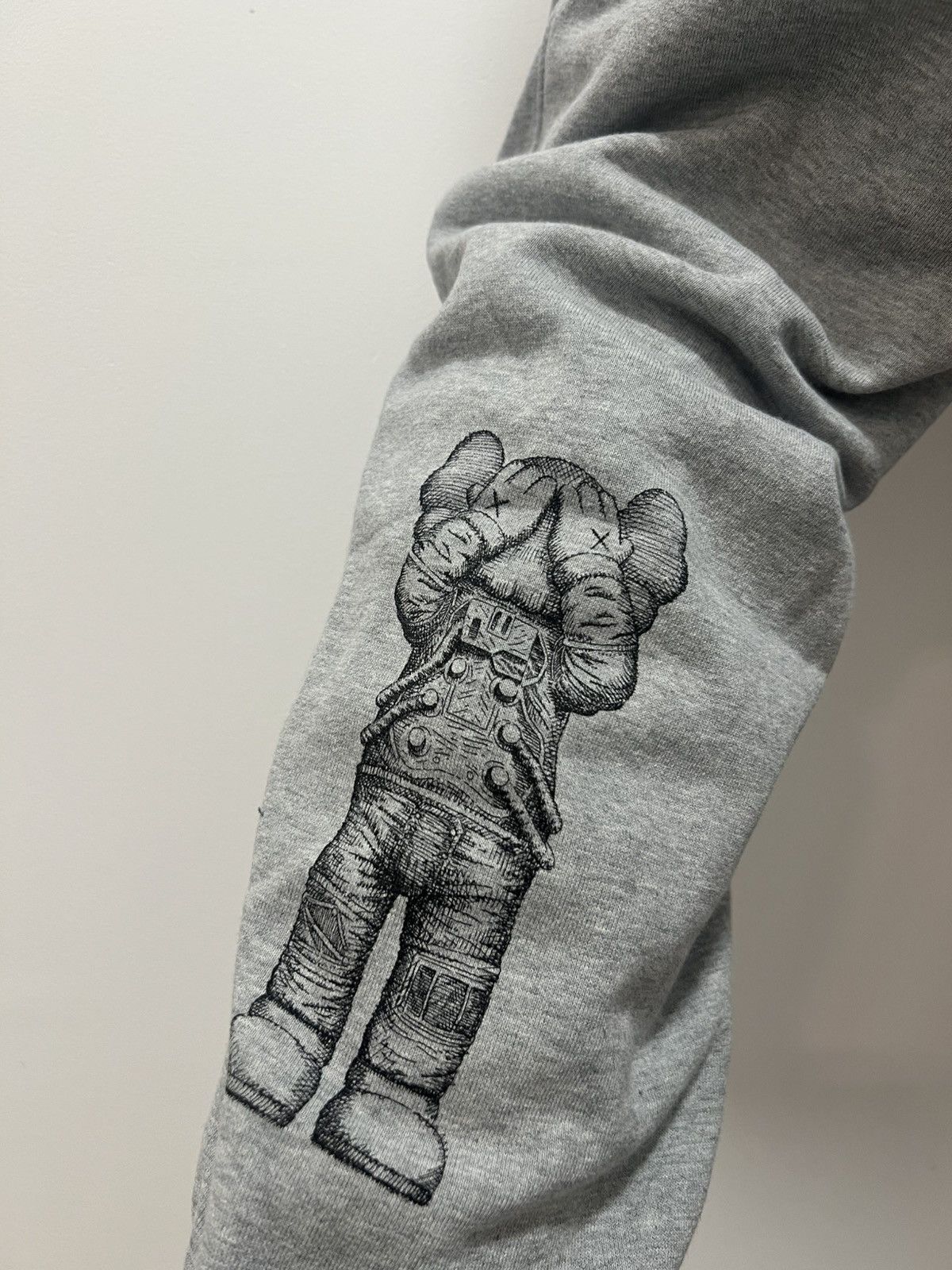 Andy Warhol × Kaws × Uniqlo Jogging Gris Uniqlo Andy Warhol KAWS édition limitée Size US 36 / EU 52 - 2 Thumbnail