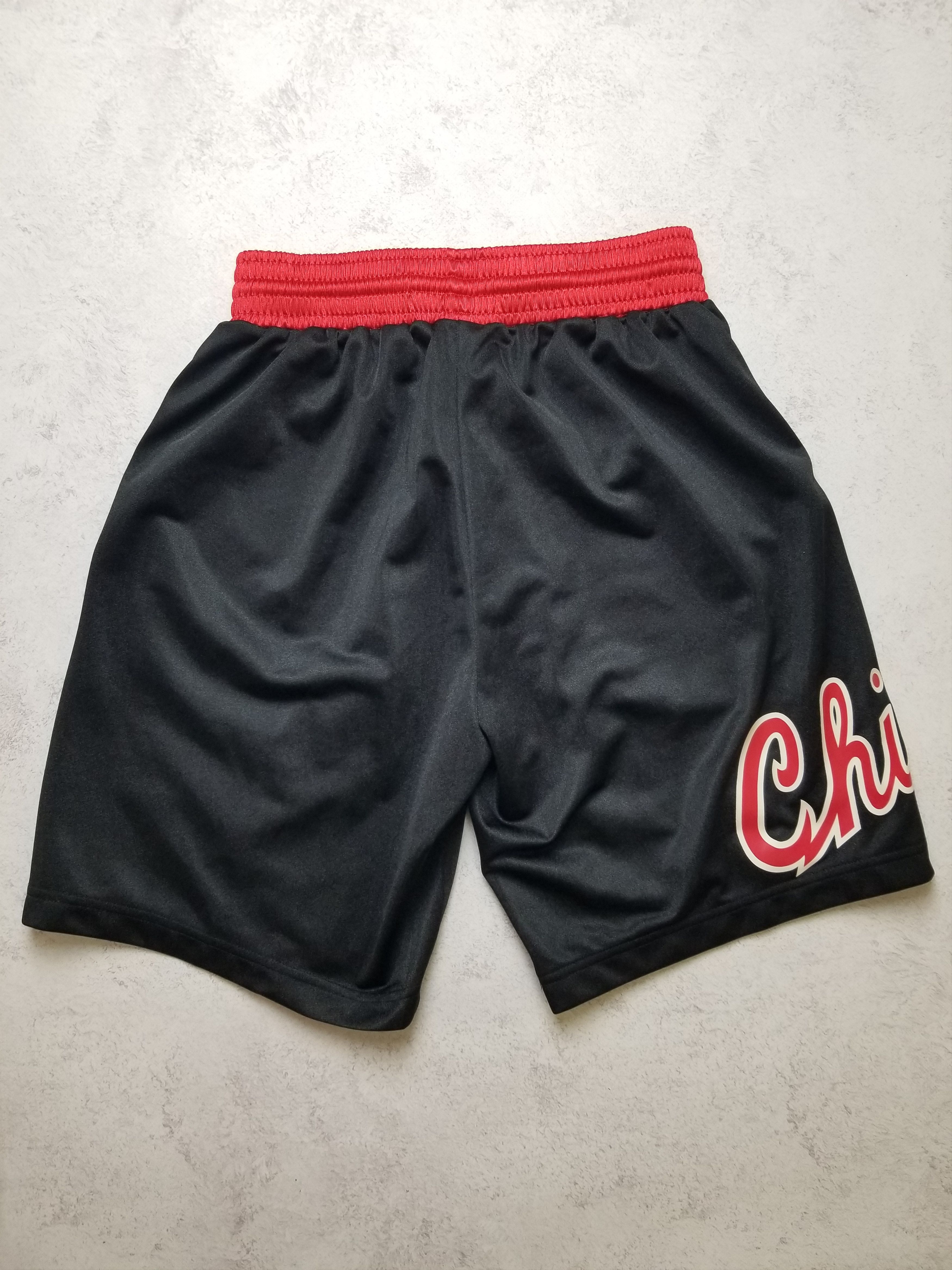 Mitchell & Ness NBA Team Heritage Chicago Bulls 1975 Shorts Size S Size US 30 / EU 46 - 4 Thumbnail