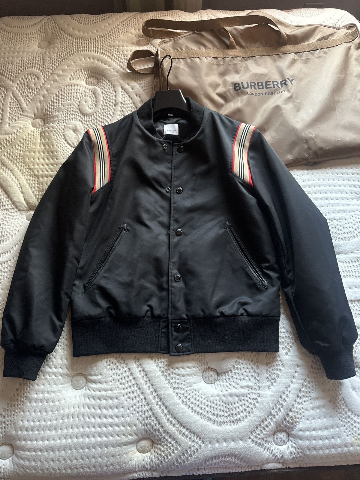Burberry BURBERRY VARSITY BOMBER JACKET Size US S / EU 44-46 / 1 - 1 Thumbnail