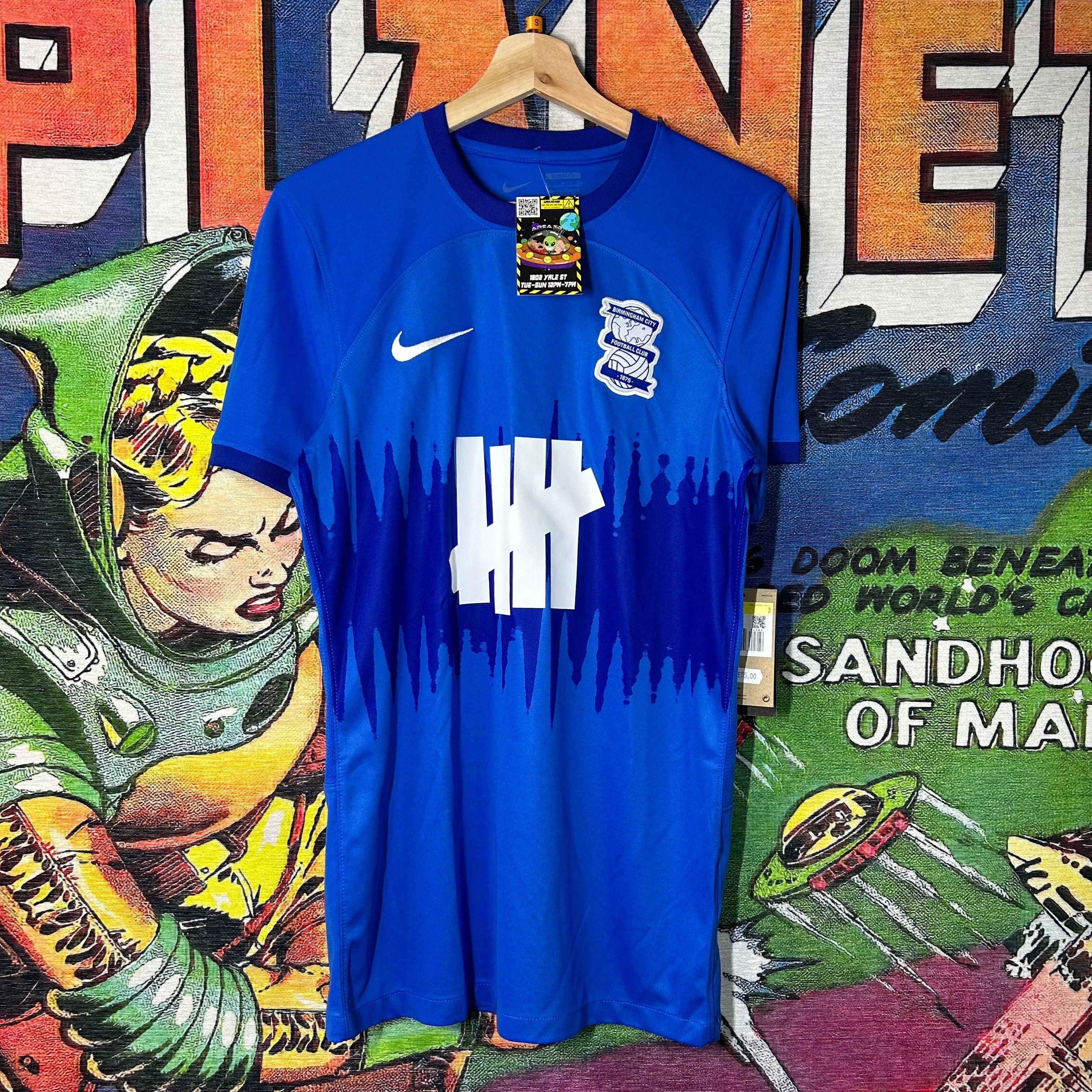 【UNDEFEATED】UNDEFEATED X BCFC X NIKE STADIUM  JERSEY UNDEFEATED x Birmingham City FC Collection | Nice Kicks