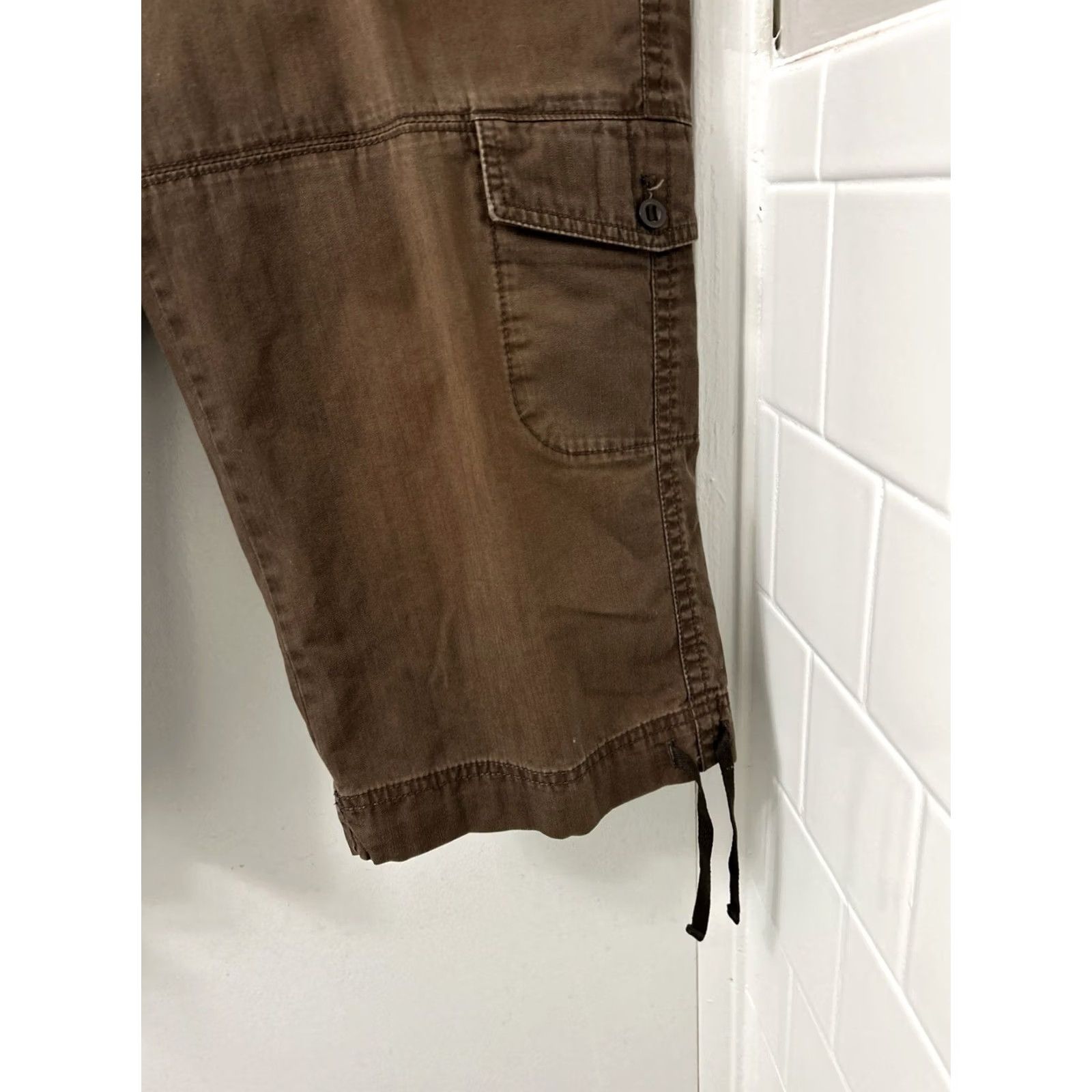 Eddie Bauer Eddie Bauer Cargo Pants Womens 14 37x18 Brown Cotton Capri Casual Outdoor Straight Leg Pockets Cuffed Adjustable Waist Modern Everyday Mens Girls? Size 36" / US 14 / IT 50 - 6 Thumbnail