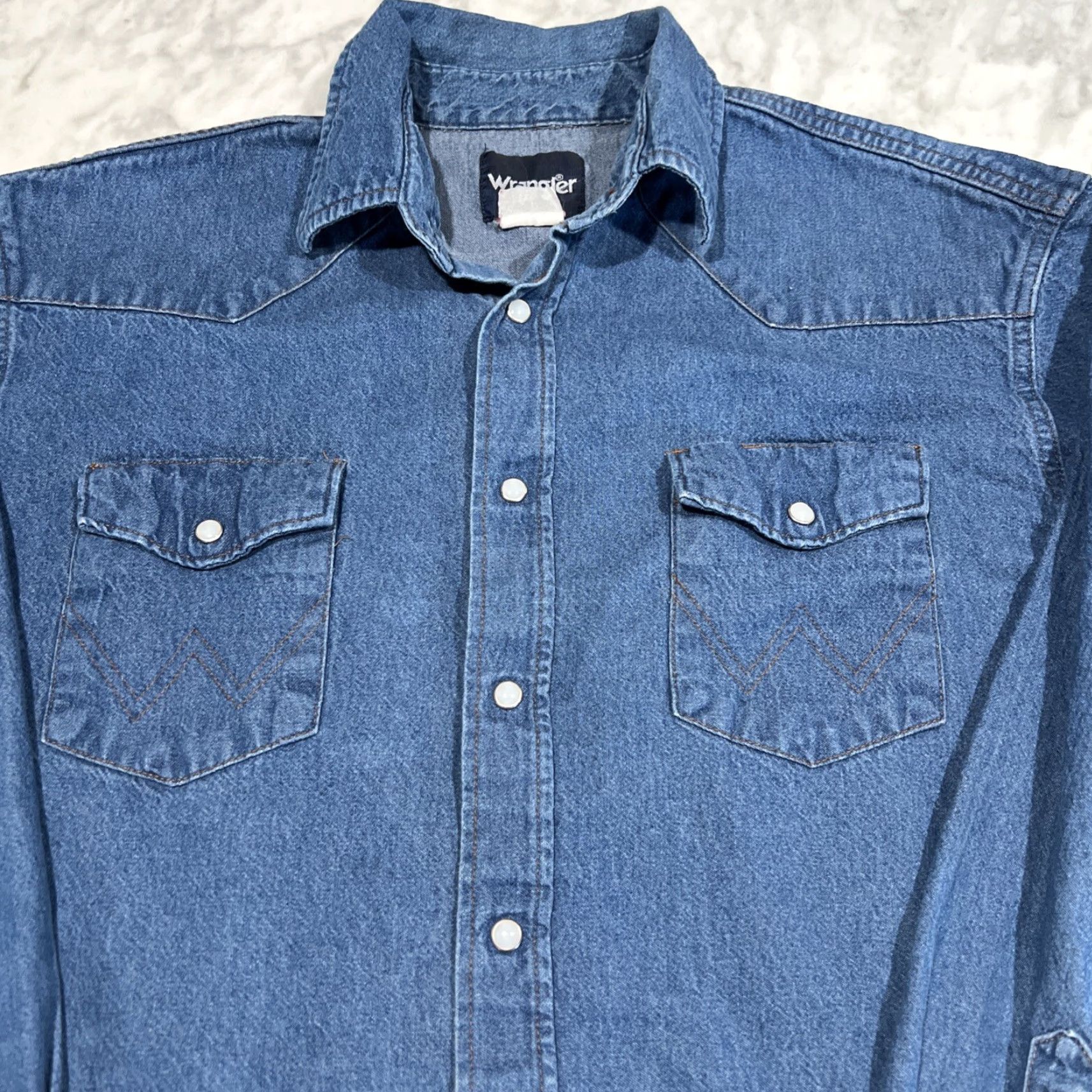 Wrangler VINTAGE Wrangler Pearl Snap Western Shirt Men’s 17-36 Regular Fit Long Tails Denim Blue Cotton Pocket Embroidered Collared Cowboy Shirt Mens Size US XL / EU 56 / 4 - 2 Thumbnail