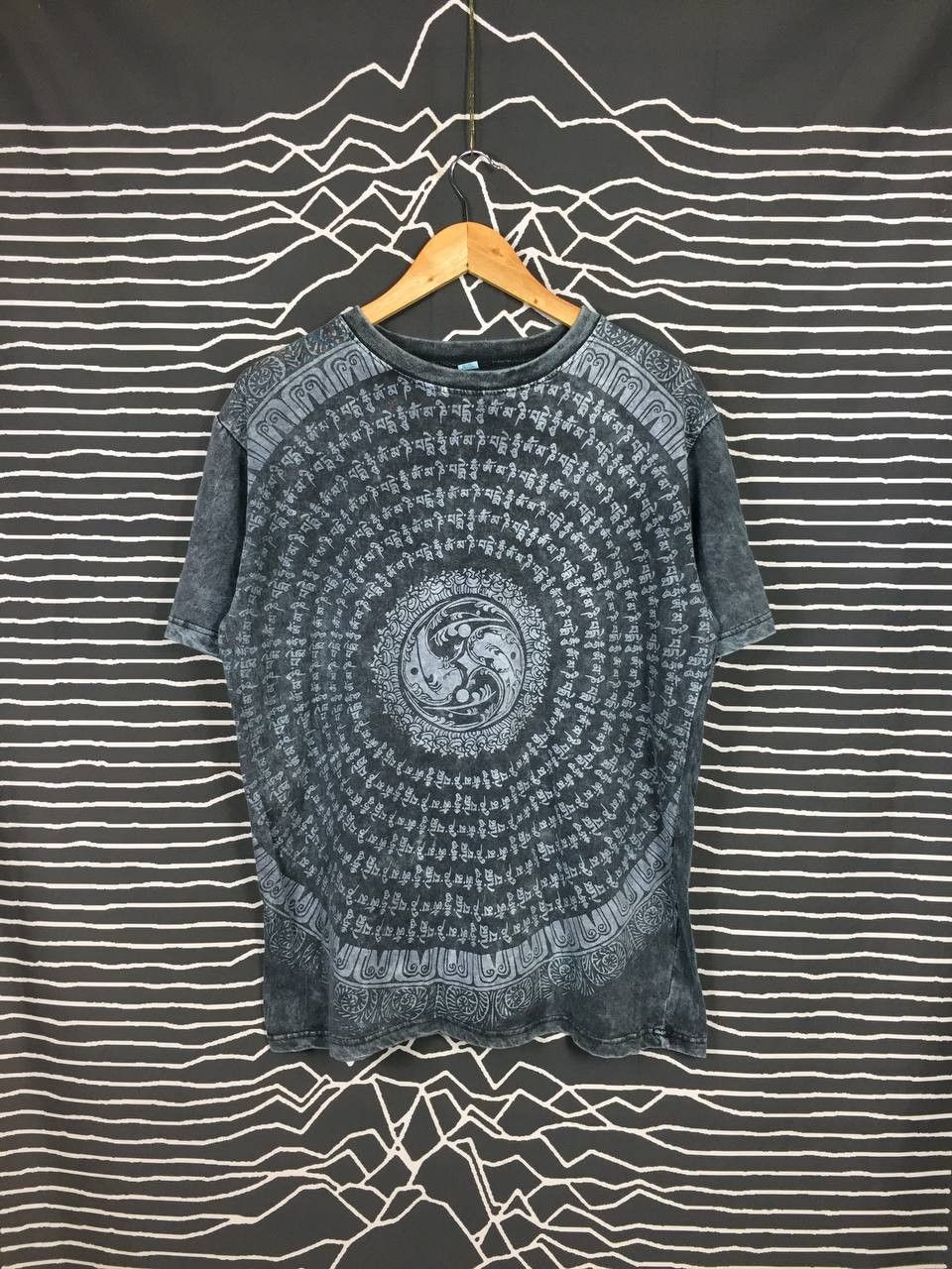 Vintage Ying & Yang Tibetan Scripted All Over Print Stonewash Tee Size US L / EU 52-54 / 3 - 1 Thumbnail
