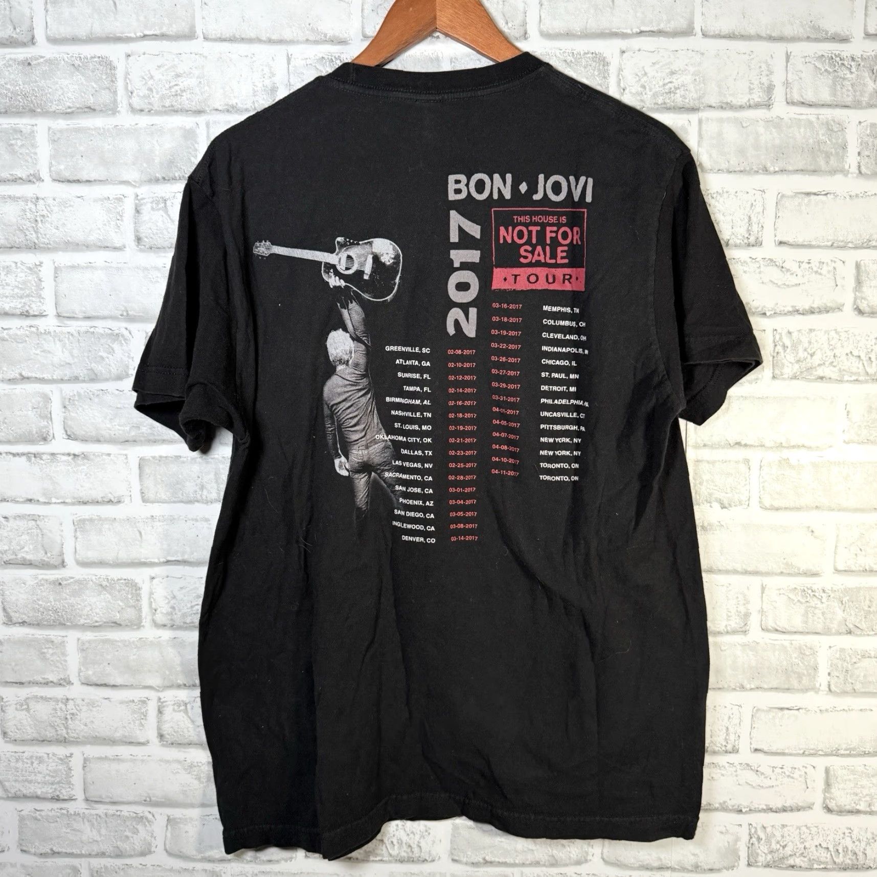 Tultex VINTAGE Bon Jovi 2017 Tour Graphic T-Shirt Mens Large Cotton Band Rock Concert ID Size US L / EU 52-54 / 3 - 5 Thumbnail