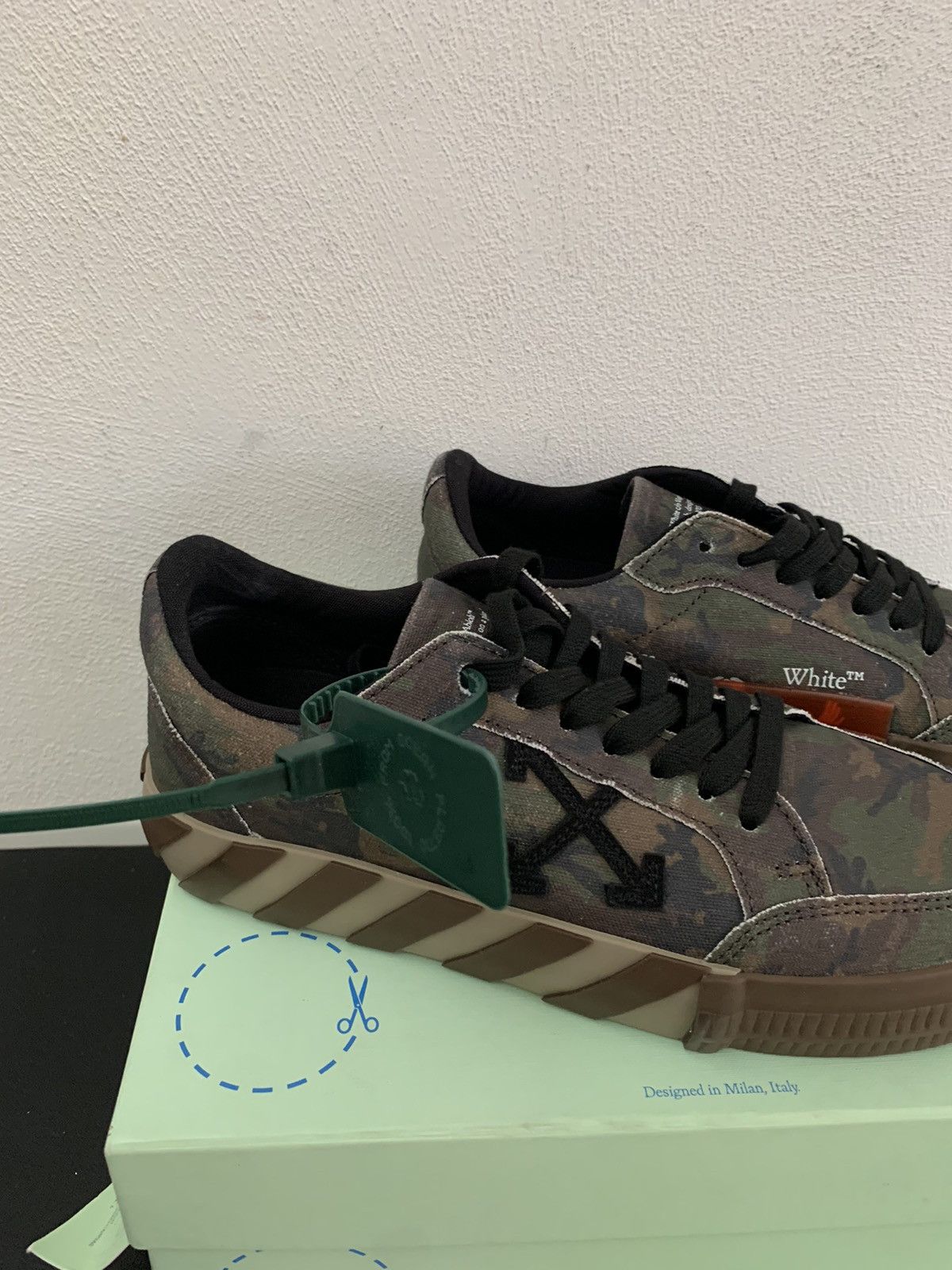 Off-White OFF-WHITE LOW VULCANIZED CAMO CANVAS Size US 7 / EU 40 - 10 Thumbnail