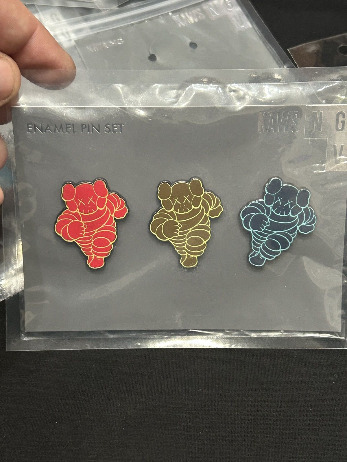 Kaws Kaws enamel pin set Size ONE SIZE - 1 Thumbnail