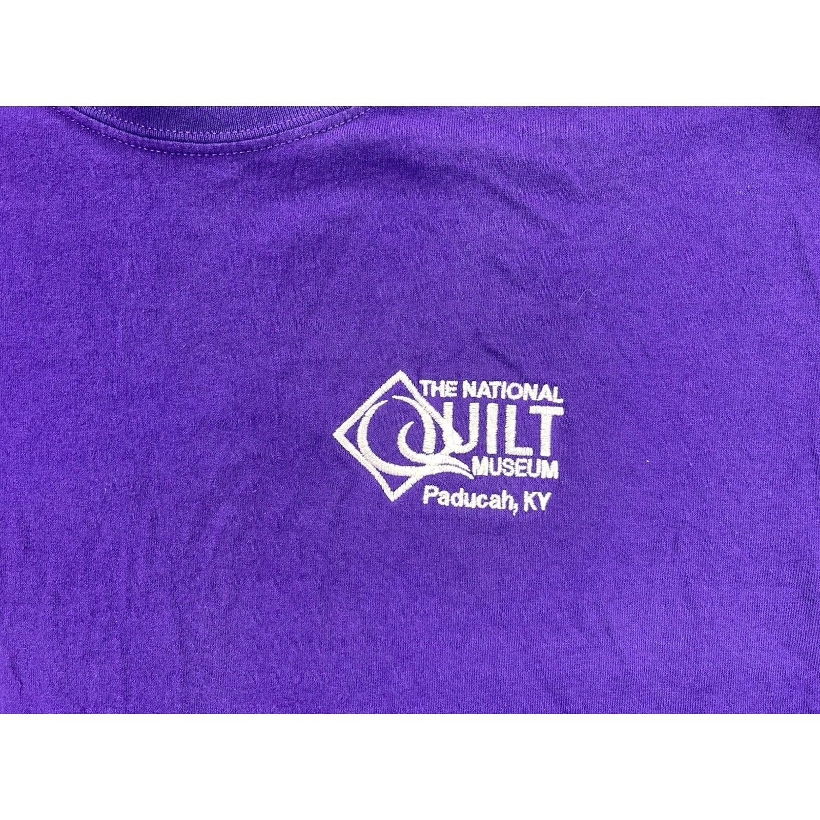 Gildan National Quilt Museum Paducah Kentucky Embroidered Purple 2XL T Shirt Size US XXL / EU 58 / 5 - 3 Thumbnail