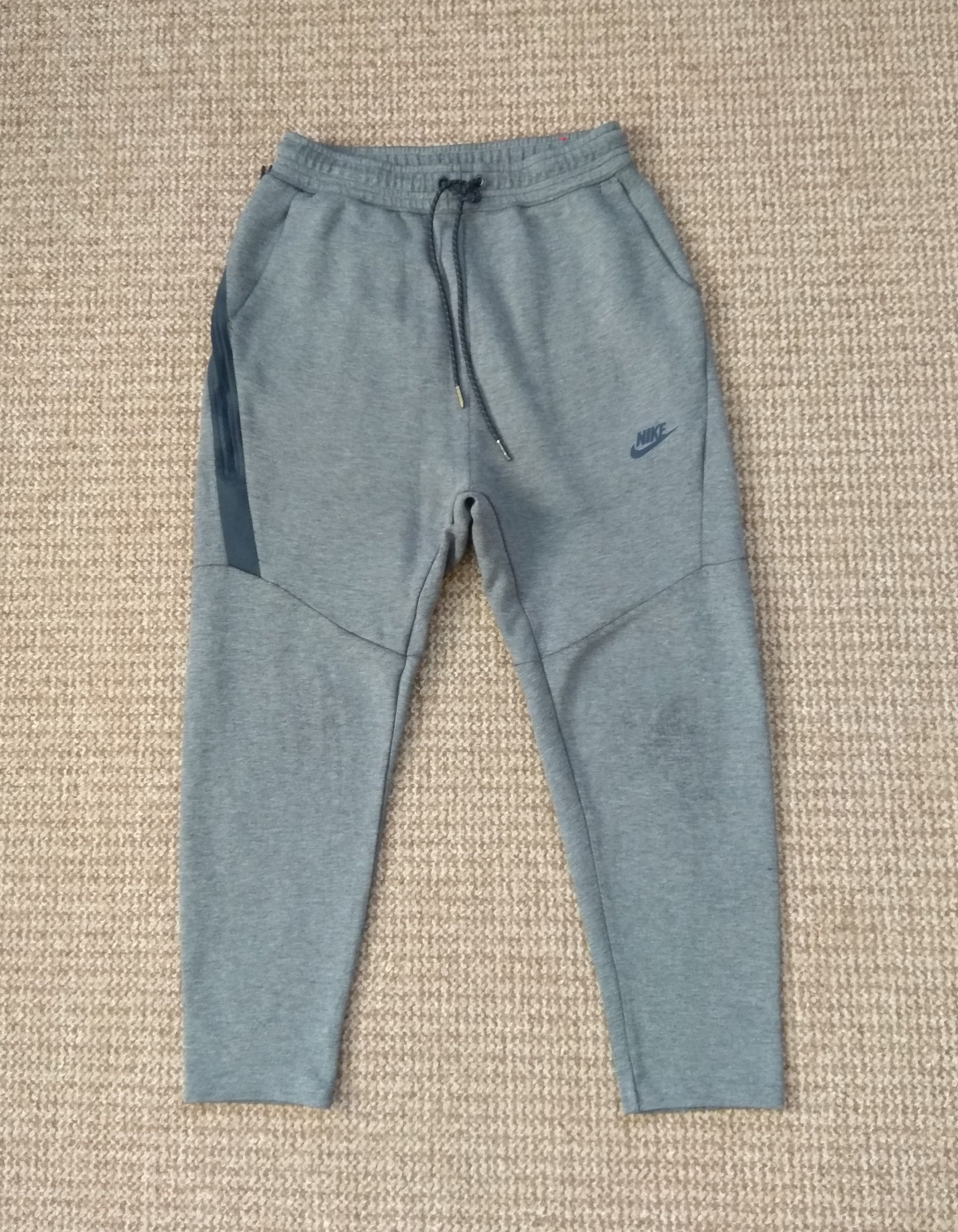 Nike tech fleece cropped pants hotsell