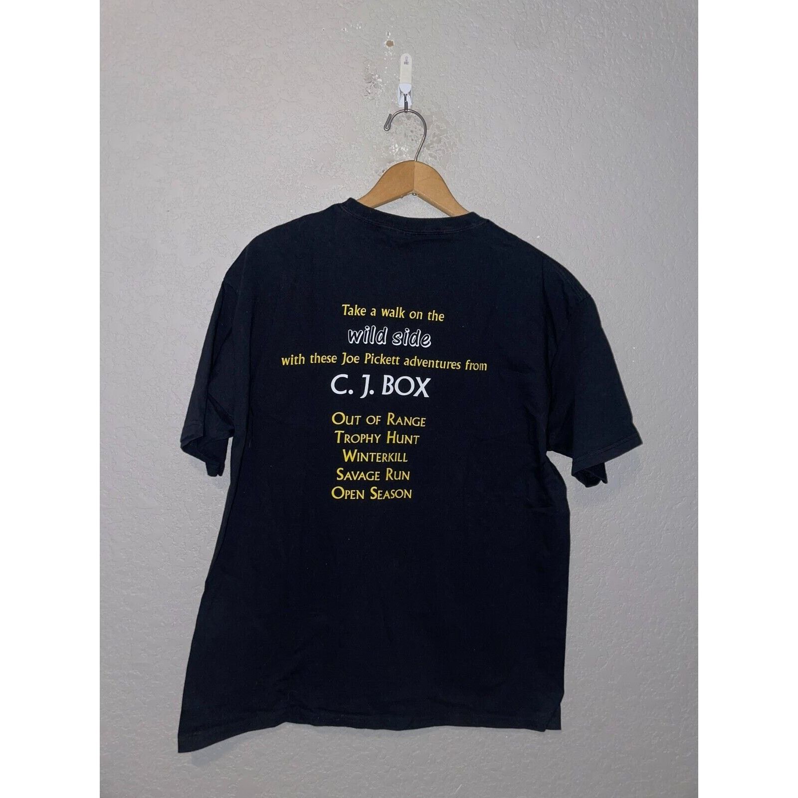 Hanes Vintage CJ Box Shirt I'm Out Of Range Book Author Tee L Size US L / EU 52-54 / 3 - 5 Thumbnail