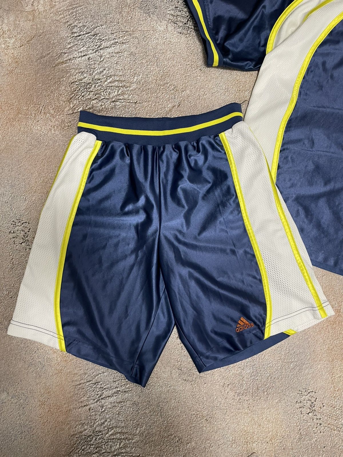 Adidas Vintage Adidas Center Logo Shorts T-Shirt Boxy Tracksuit Set Size US L / EU 52-54 / 3 - 6 Thumbnail