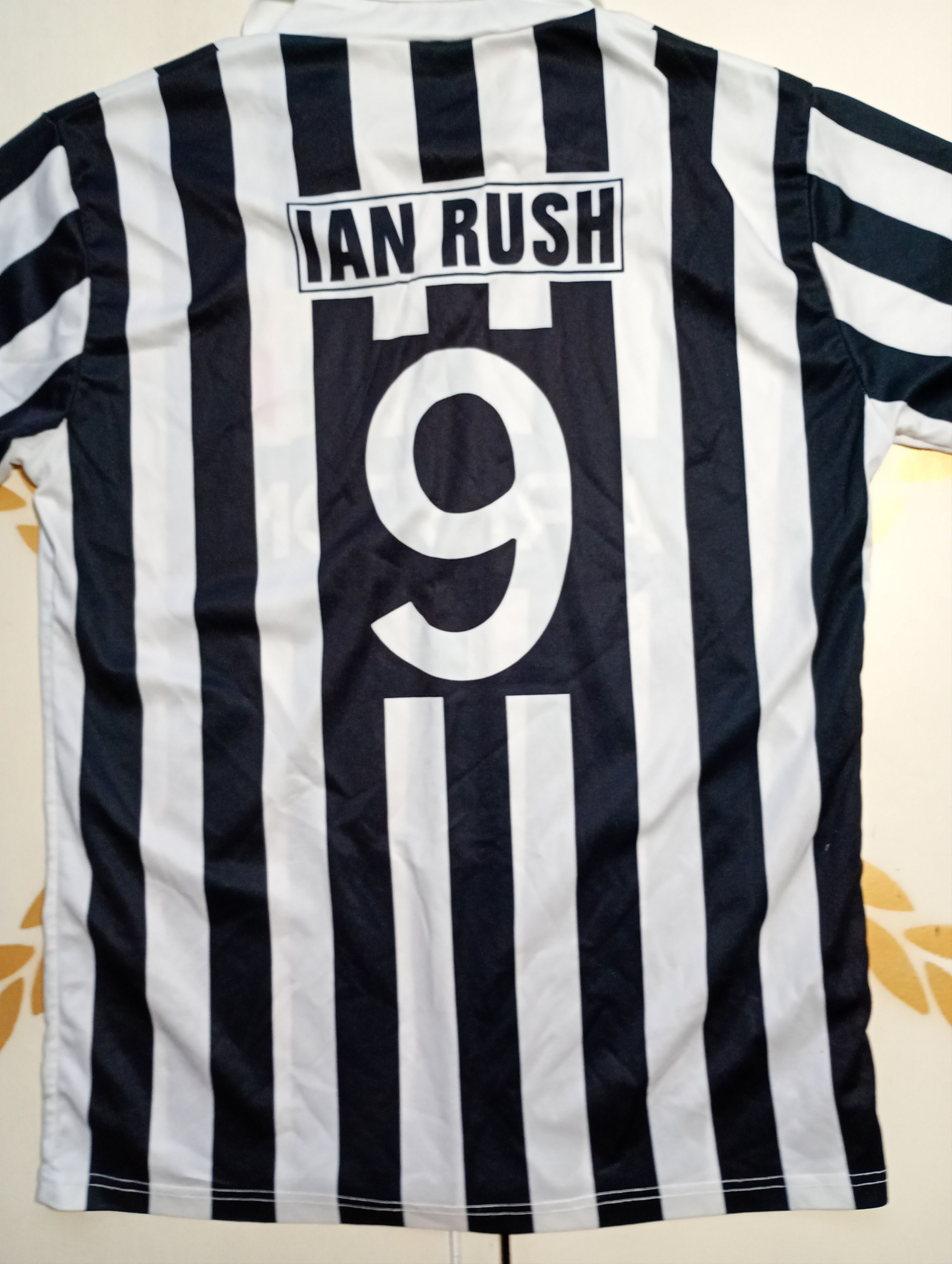 Vintage Juventus Fan Version Home Jersey 9 Ian Rash 1986-1987 Size US M / EU 48-50 / 2 - 10 Thumbnail
