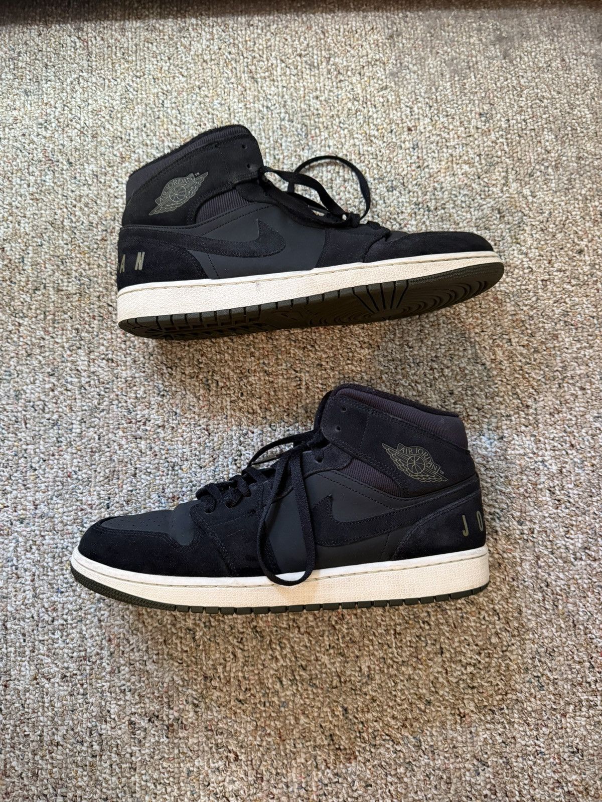 Jordan Brand Air Jordan 1 Mid Black Size 13 Size US 13 / EU 46 - 1 Thumbnail