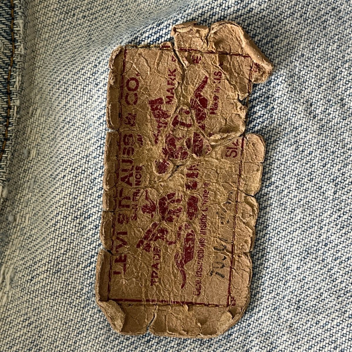 Levi's × Levi's Vintage Clothing Distressed Levis Denim Trucker Jacket Made In USA Size US L / EU 52-54 / 3 - 18 Thumbnail