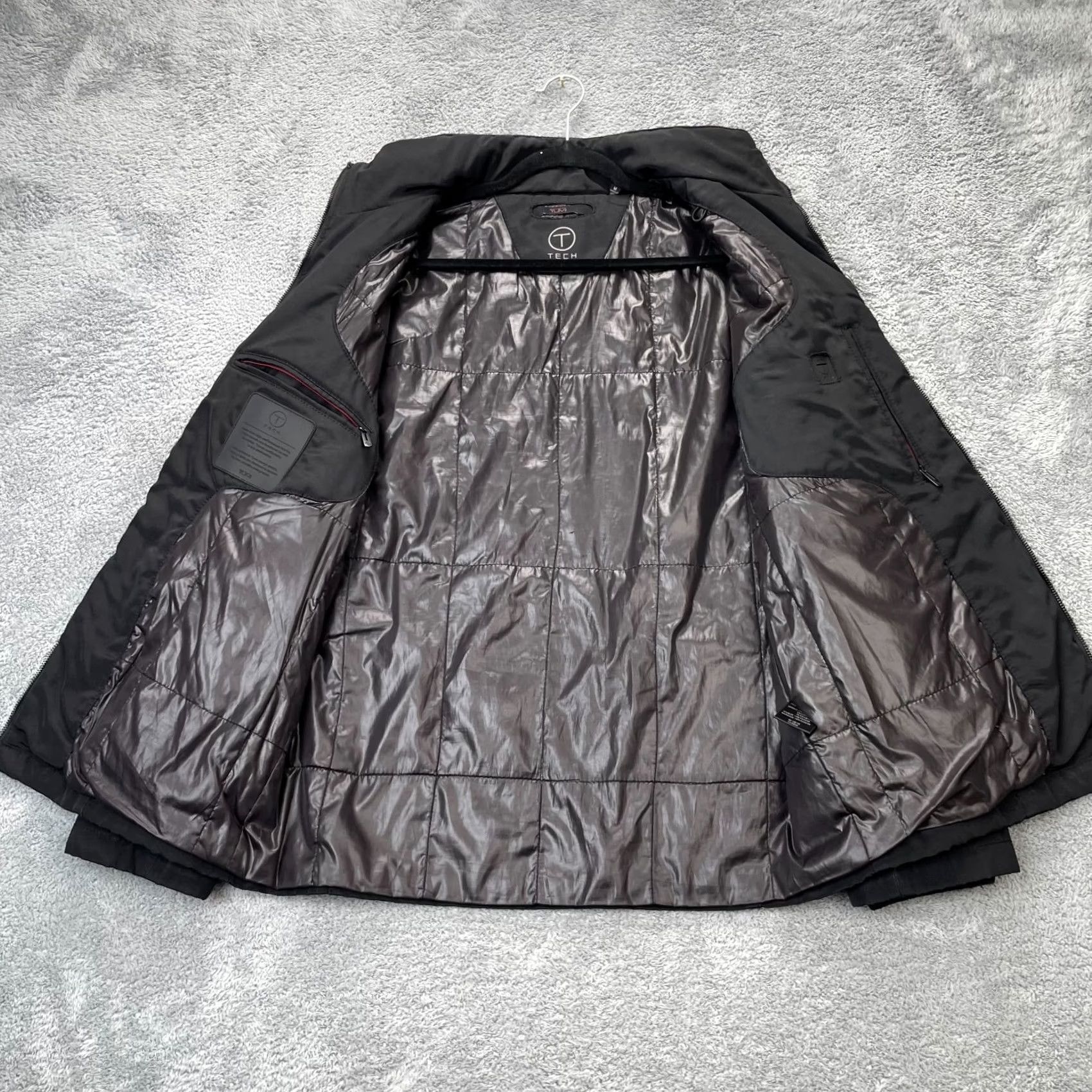 Tumi Tumi Jacket Mens Medium Black Tech Performance Windbreaker Coat Packable Hood Jacket/Coat Short Zip Hooded Windbreaker Mens Regular Size M Black Size US M / EU 48-50 / 2 - 3 Thumbnail