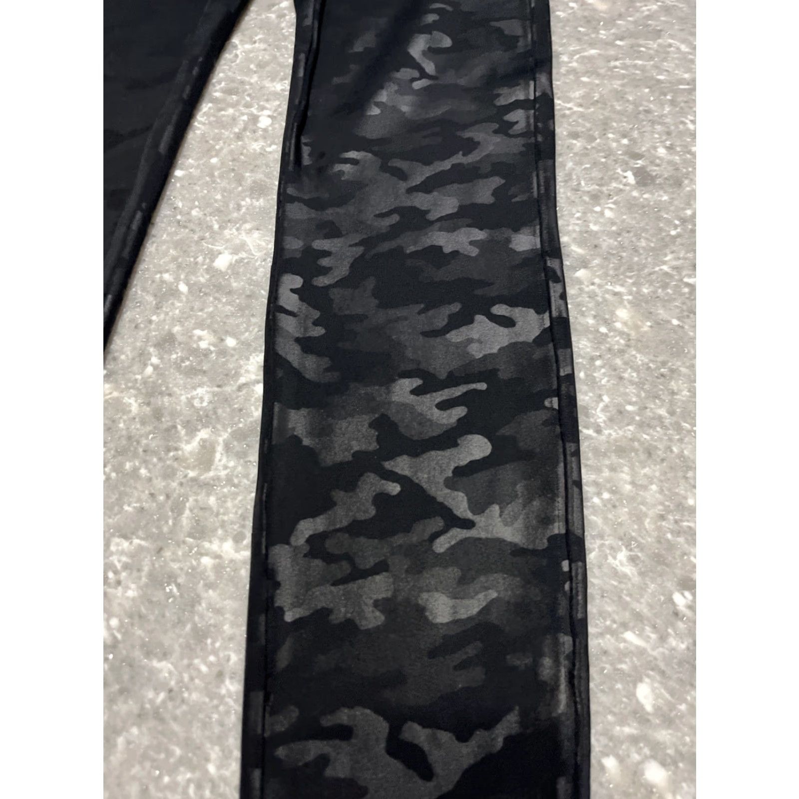 Spanx Spanx Womens XL Black Camouflage Stretch Nylon Blend Leggings Ankle Pant Grey Camo Women's XL Leggings Size 40" / US 18 - 2 Thumbnail