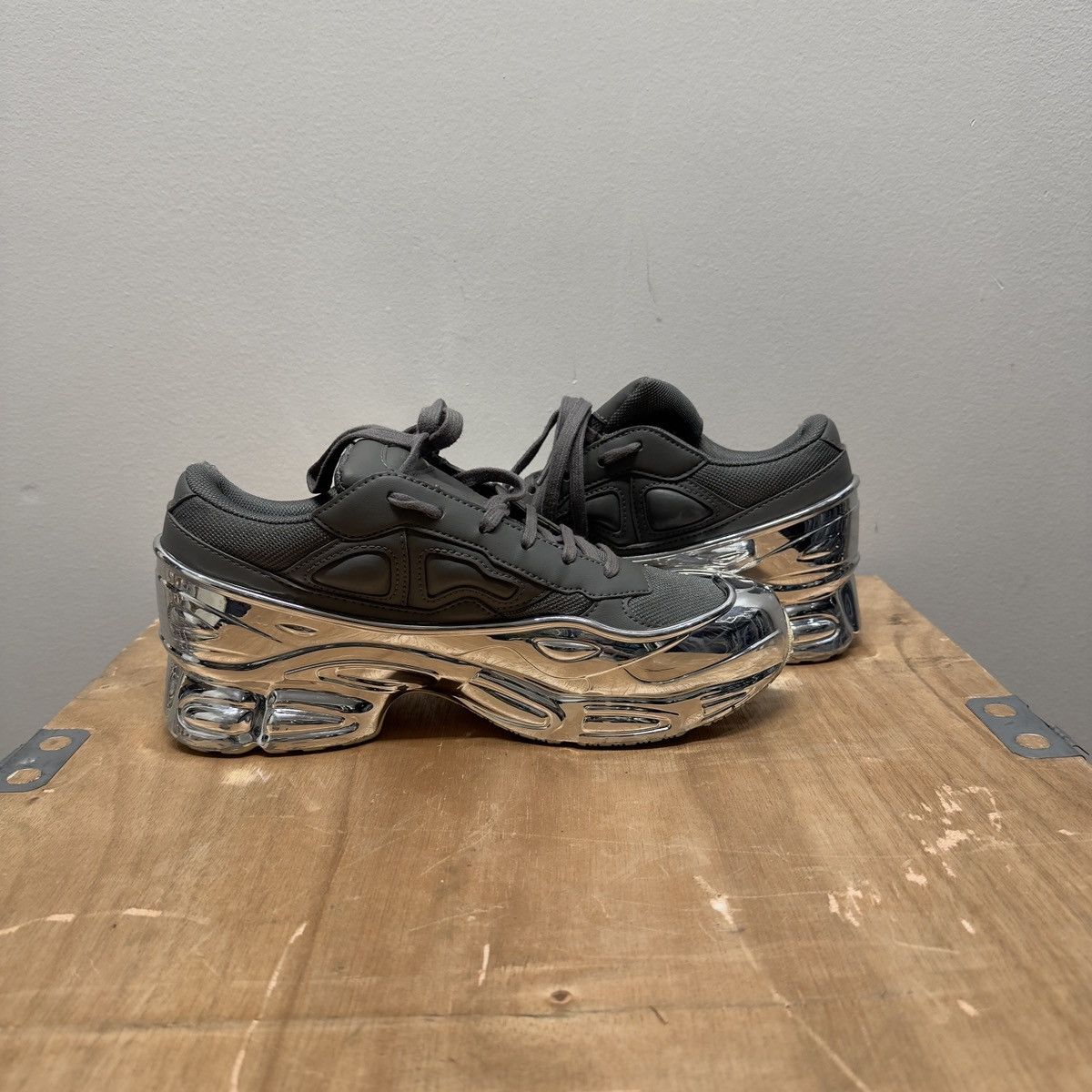 Adidas × Raf Simons Raf Simons Adidas Ozweego Ash Grey Mirror Chrome Sneakers Size US 7.5 / EU 40-41 - 13 Thumbnail